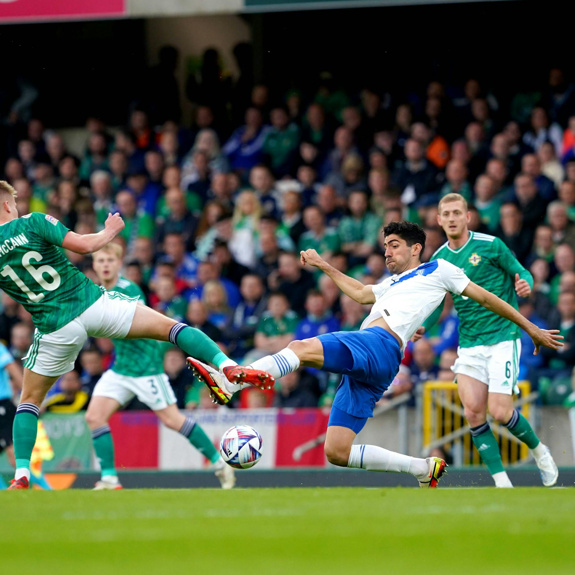 Griechenlands Andreas Bouchalakis holt die Grätsche raus. Seine Hauptaufgaben bei Hertha BSC: Bälle erobern und schnell verteilen. 