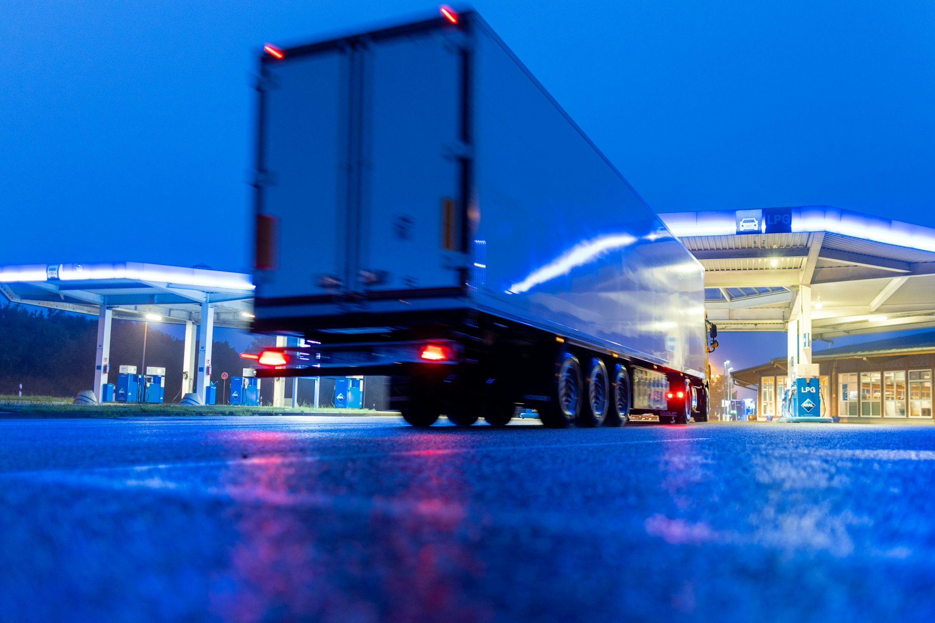 Tankstelle in Mecklenburg-Vorpommern: Kraftstoffe aus russischem Rohöl gelangen über Drittländer nach Europa.