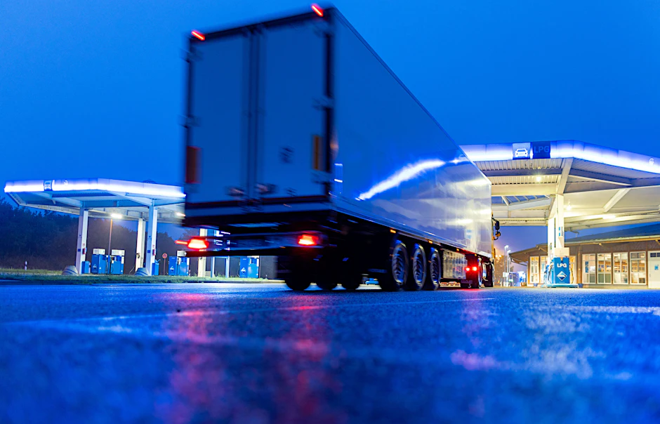Tankstelle in Mecklenburg-Vorpommern: Kraftstoffe aus russischem Rohöl gelangen über Drittländer nach Europa.