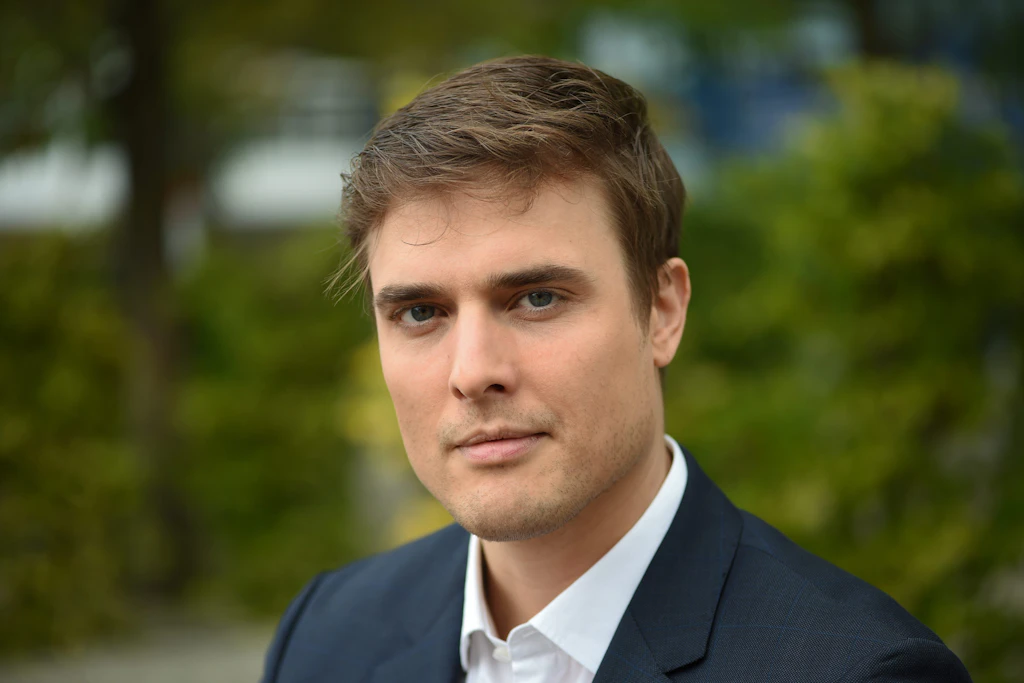 Torten-Attacke: Tagesschau-Sprecher Constantin Schreiber bei Lesung beschmiert (Video)