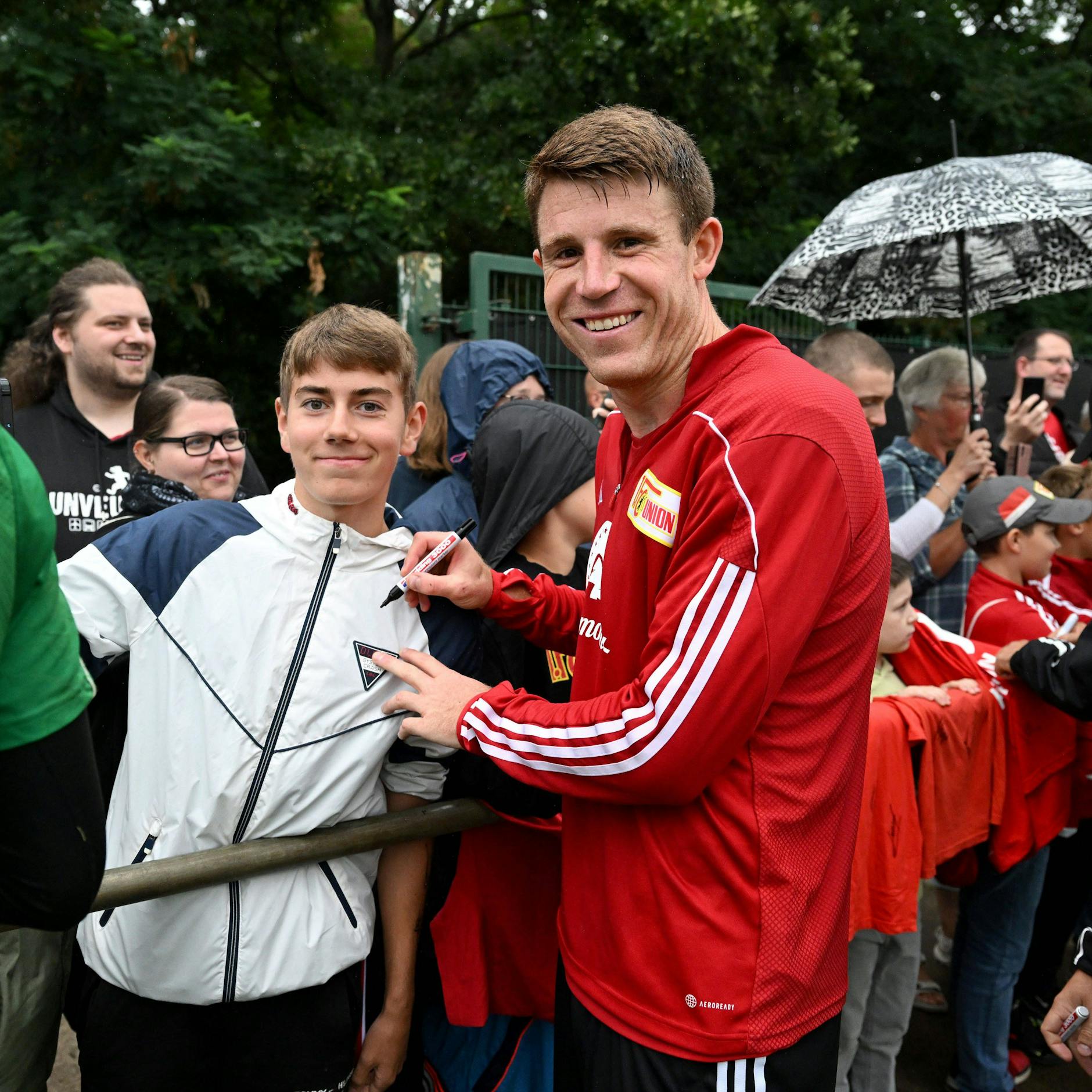 Verteidiger Dominique Heintz: Ein letztes Autogramm für einen Union-Fan, bevor er beim 1. FC Köln unterschrieb.
