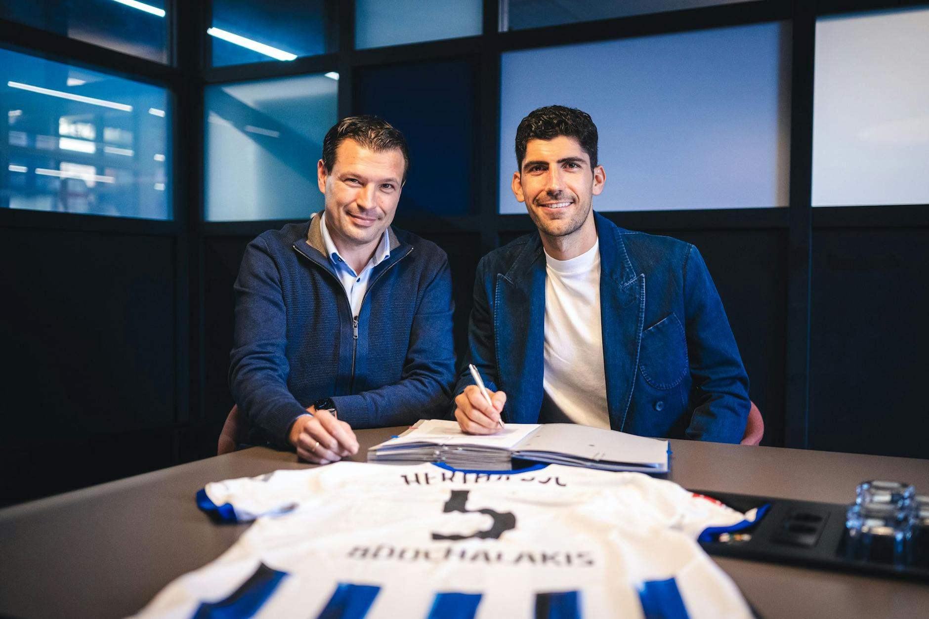 Auf zur Unterschrift! Andreas Bouchalakis und Herthas Sportdirektor Benjamin Weber bei der Vertragsunterzeichnung.