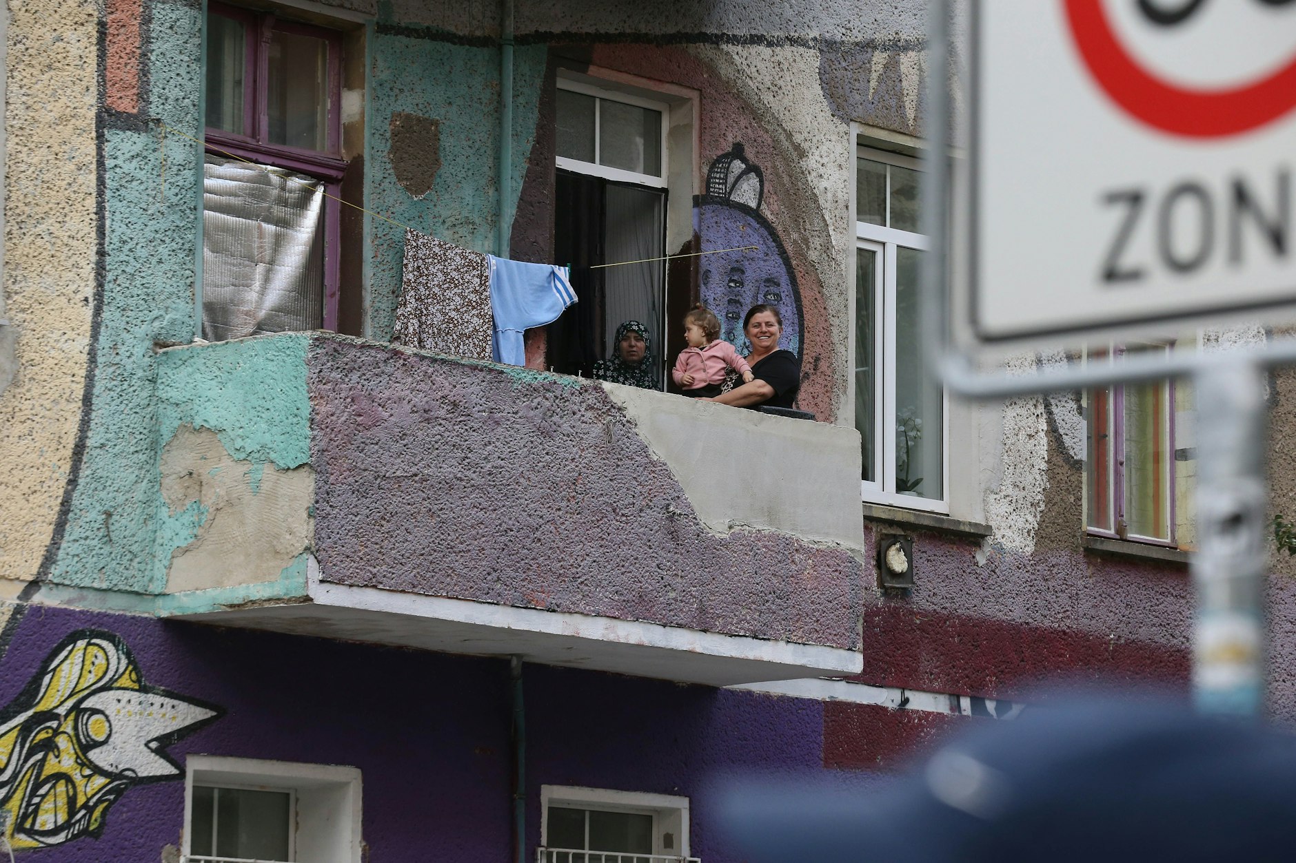 In dem Haus wohnen hauptsächlich Geflüchtete mit ihren Kindern.