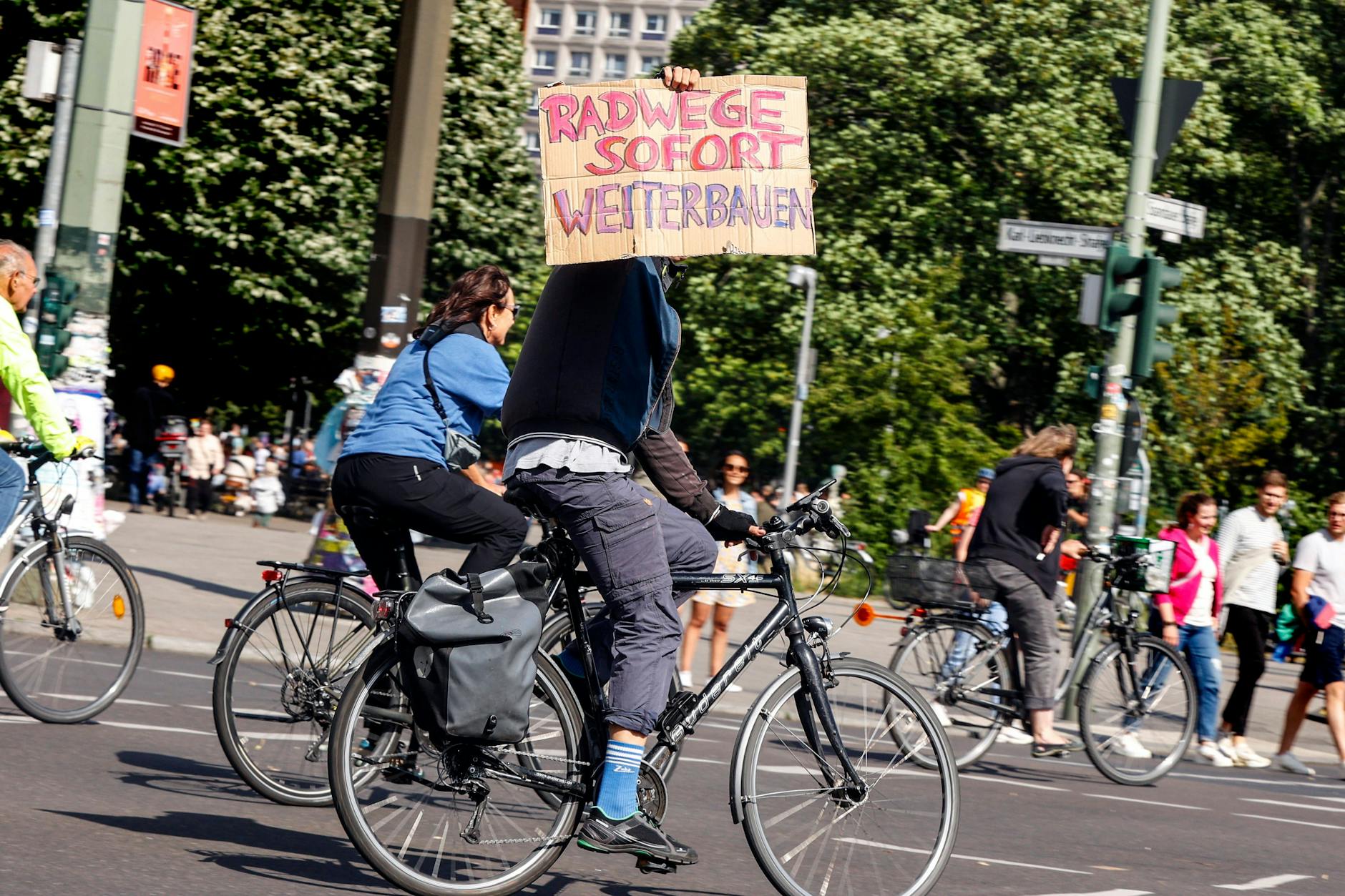 Fahrradfahrer demonstrieren am Freitag gegen den Radwegestopp.
