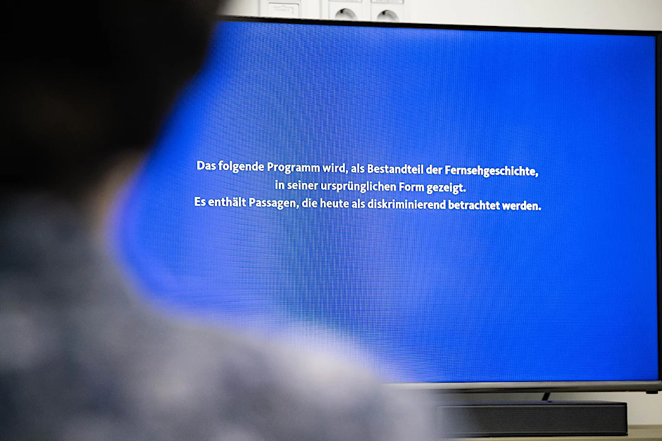 ILLUSTRATION - Einige jahrzehntealte Beiträge aus den Mediatheken werden mit Warnhinweisen versehen.  