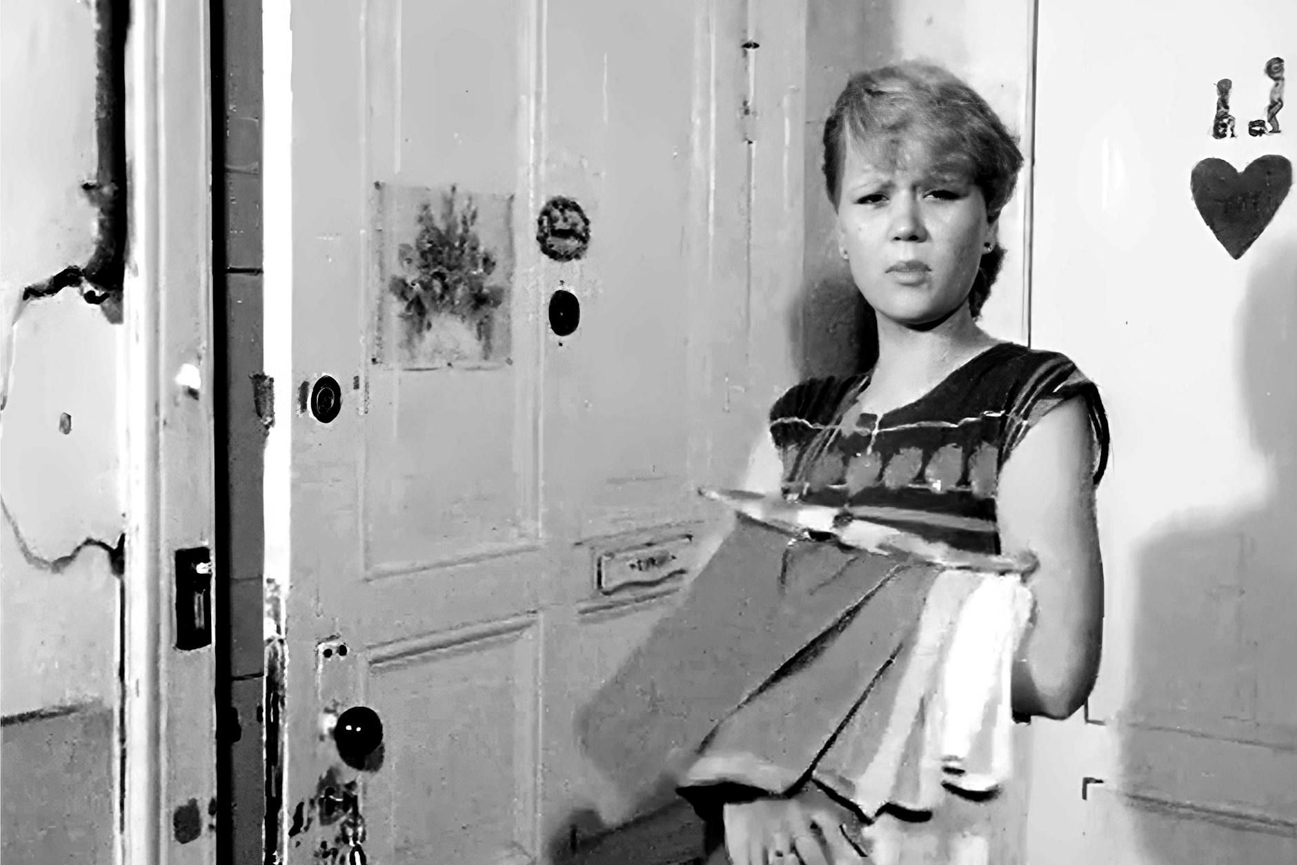 Eine junge Frau, die schwarz wohnte. Sie hat die leerstehende Wohnung in Berlin zu DDR-Zeiten aufgebrochen. 