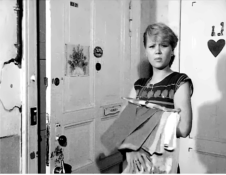 Eine junge Frau, die schwarz wohnte. Sie hat die leerstehende Wohnung in Berlin zu DDR-Zeiten aufgebrochen.&nbsp;