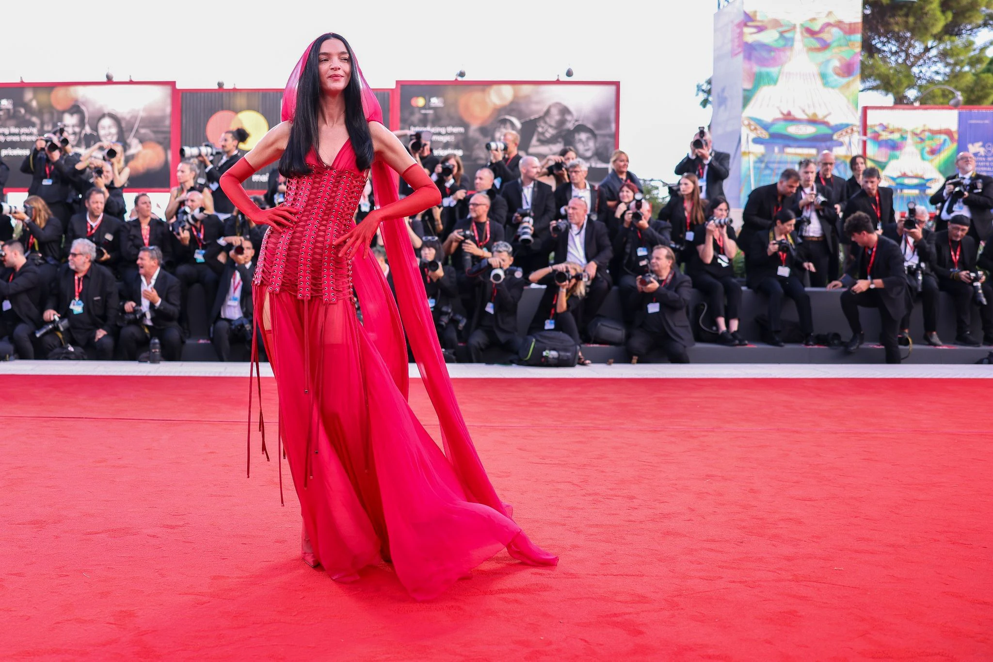 Ein Traum in Rot: das italienische Model Mariacarla Boscono.  