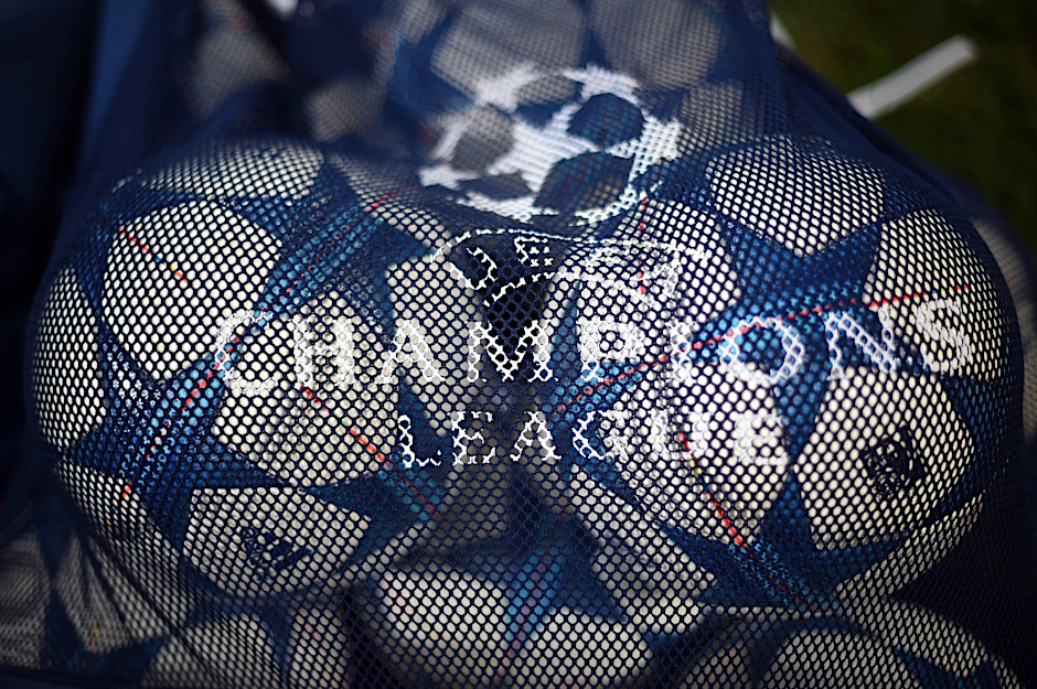 ARCHIV - Der FC Barcelona darf unter Vorbehalt in der Champions League antreten.  