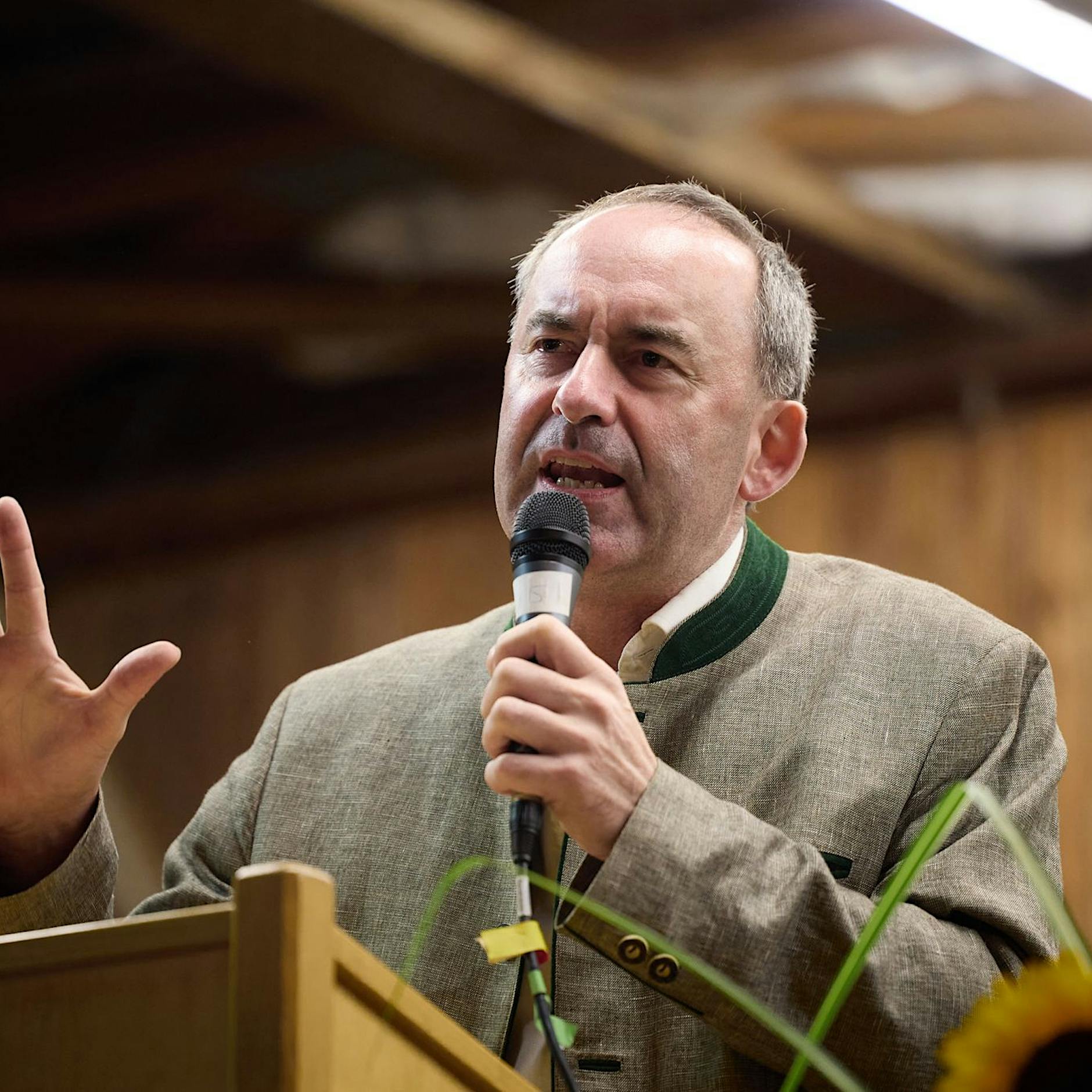 Kein Rücktritt: Hubert Aiwanger entschuldigt sich bei Opfern des NS-Regimes