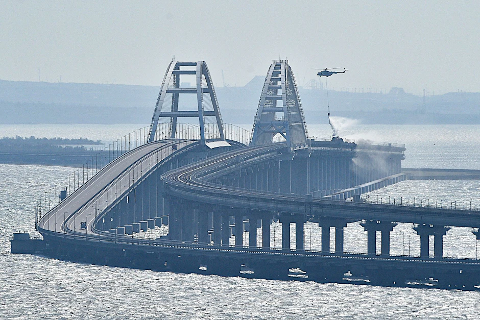 Die Krimbrücke wurde während des Ukraine-Krieges immer wieder ein Ziel von Angriffen, wie hier im Oktober 2022.&nbsp;