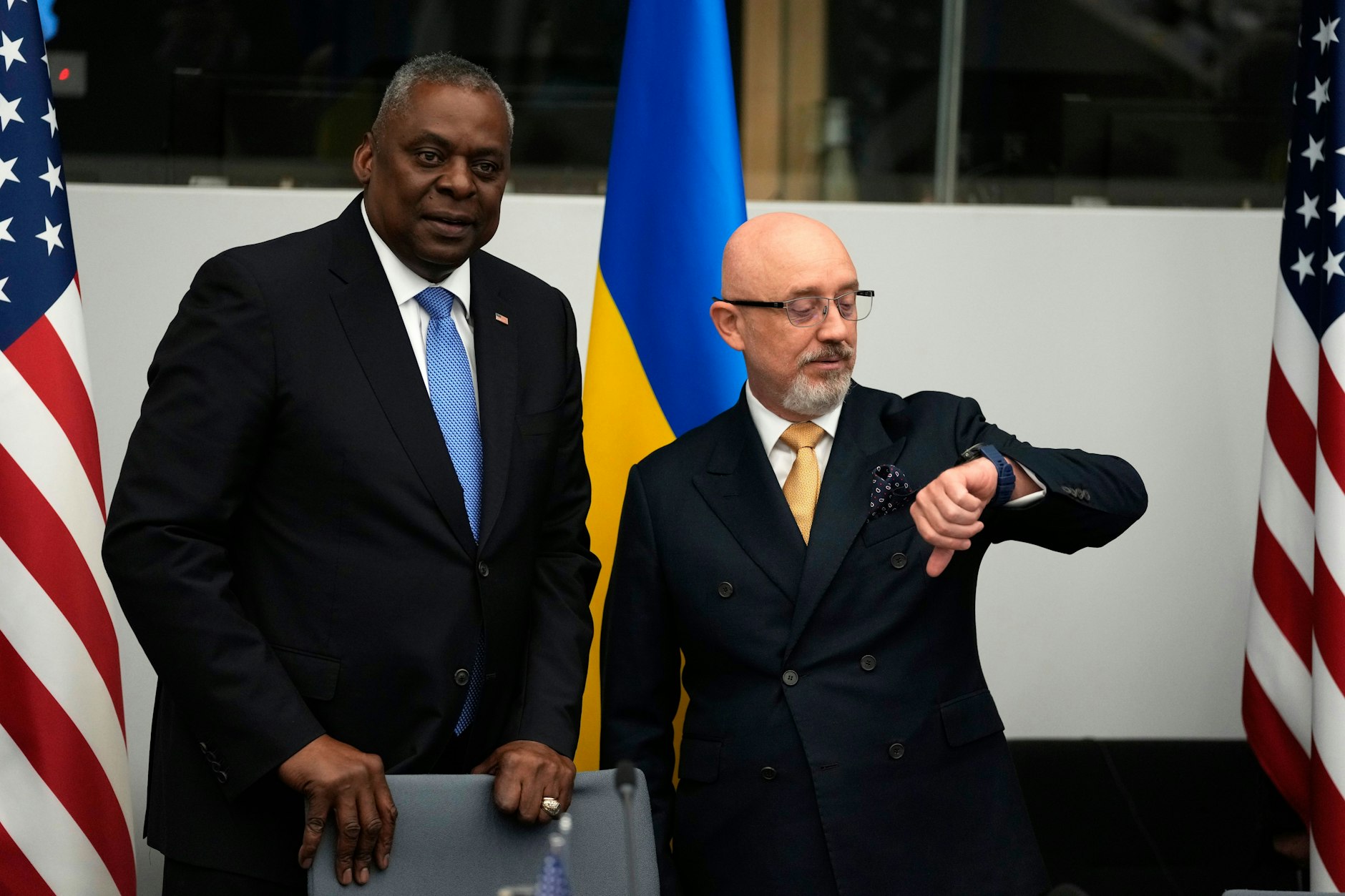 Ist die Zeit für Oleksij Resnikow (r.) als Verteidigungsminister der Ukraine abgelaufen? Im Juni traf er sich unter anderem mit US-Verteidigungsminister Lloyd Austin beim Treffen der Ukraine-Kontaktgruppe in Brüssel.