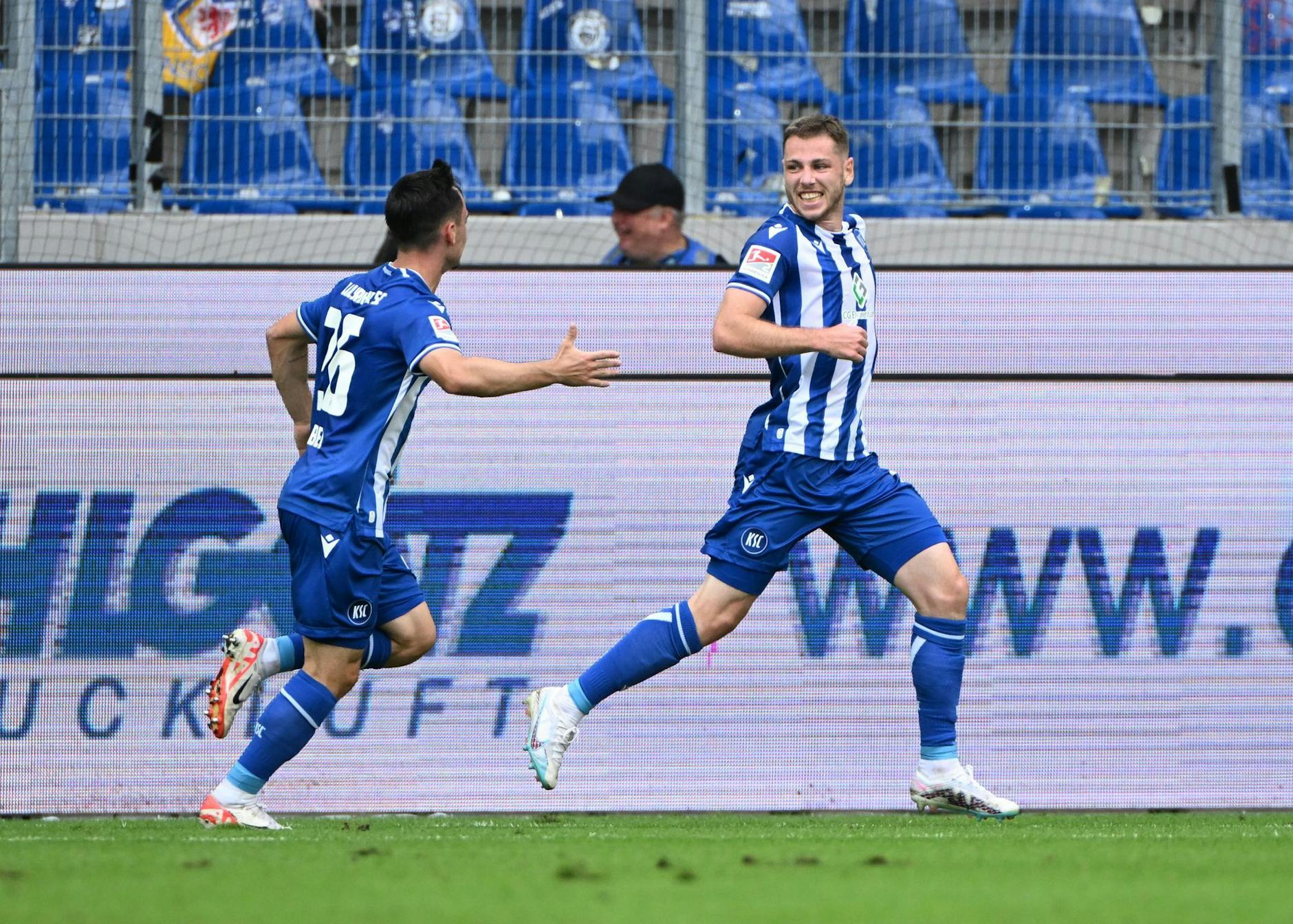 Leon Jensen (r) sorgte für das Karlsruher 1:0 gegen Eintracht Braunschweig.