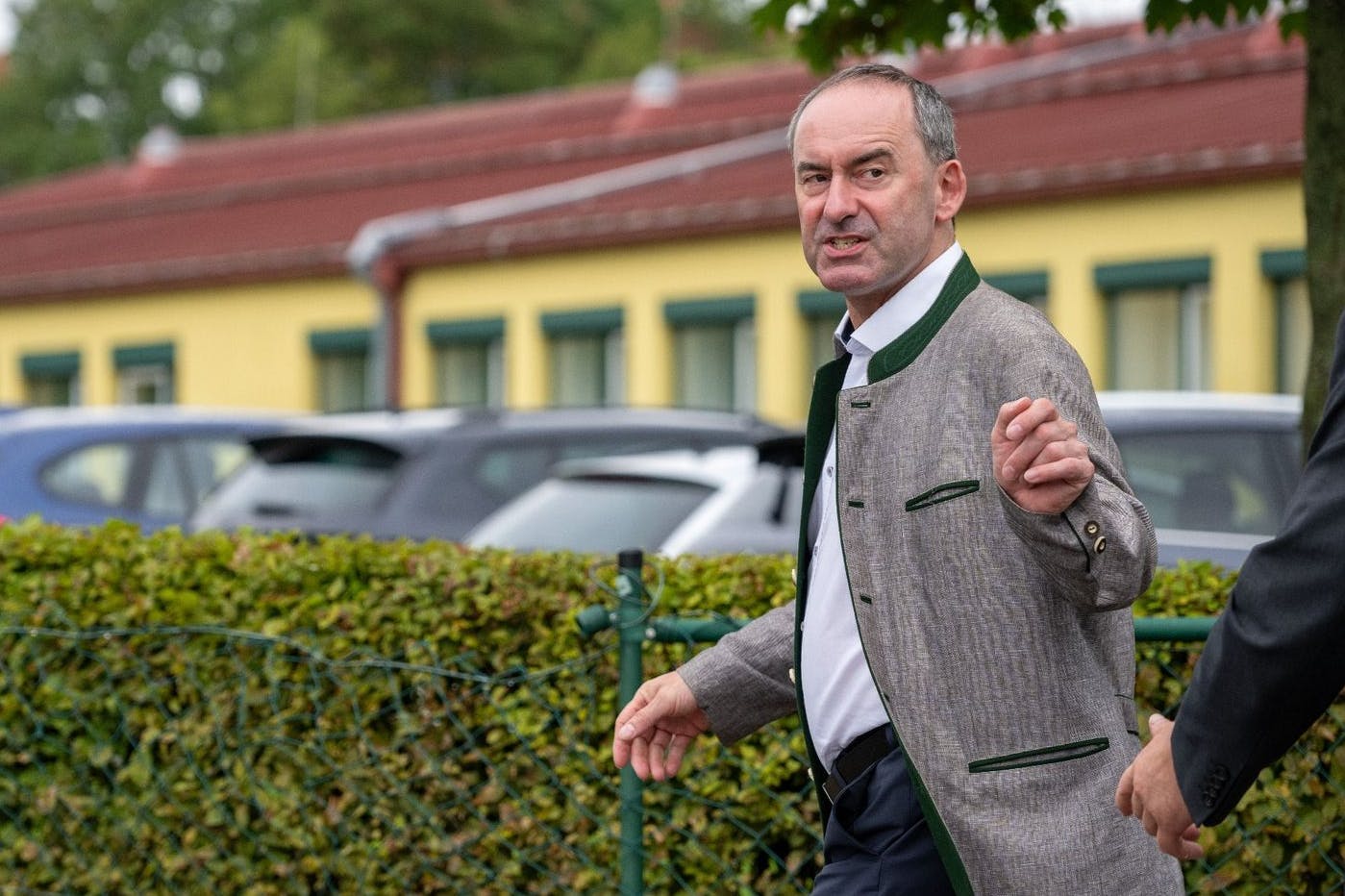 Hubert Aiwanger nach seinem ersten Auftritt nach Bekanntwerden von Vorwürfen um das antisemitisches Flugblatt. 