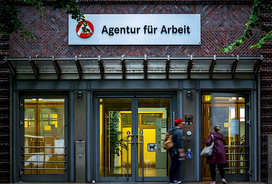ARCHIV - 2022 nahmen 481.000 Menschen, die Bürgergeld bekommen haben, einen Job im ersten Arbeitsmarkt auf.  