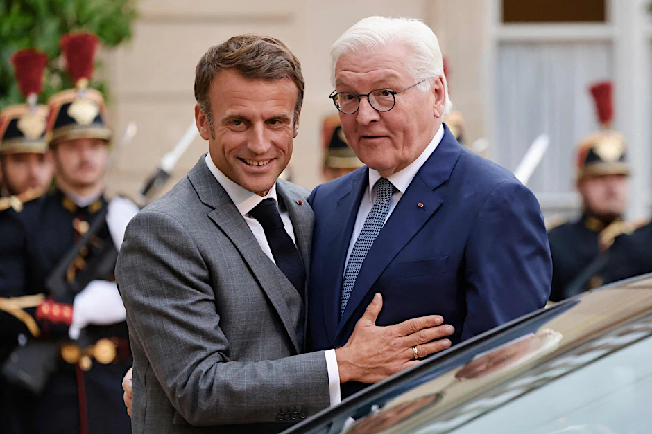 dpatopbilder - Emmanuel Macron begrüßt Frank-Walter Steinmeier.  