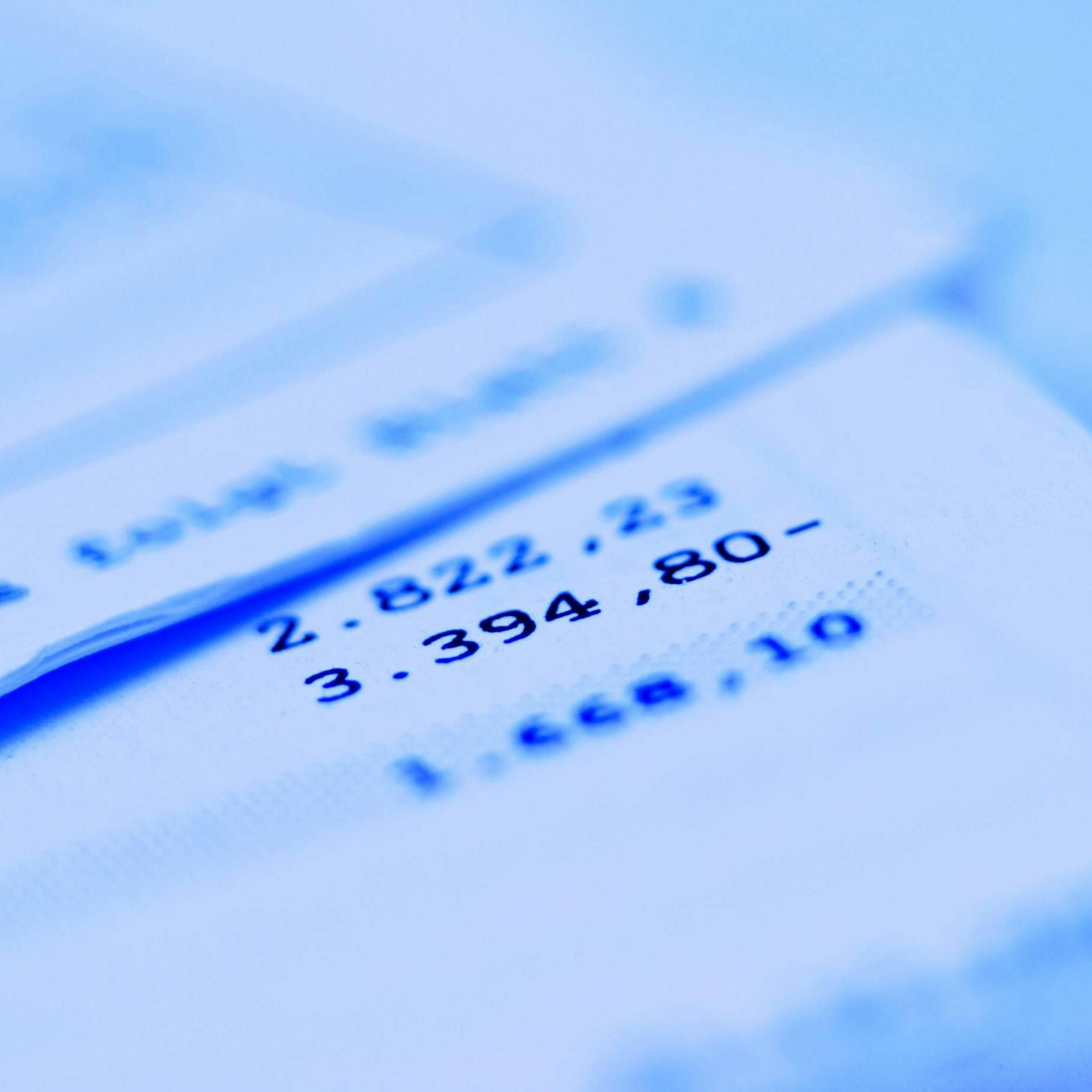 Papierne Kontoauszüge, die gibt es jetzt komplett nur noch einmal im Monat – manche Senioren finden das schwierig.