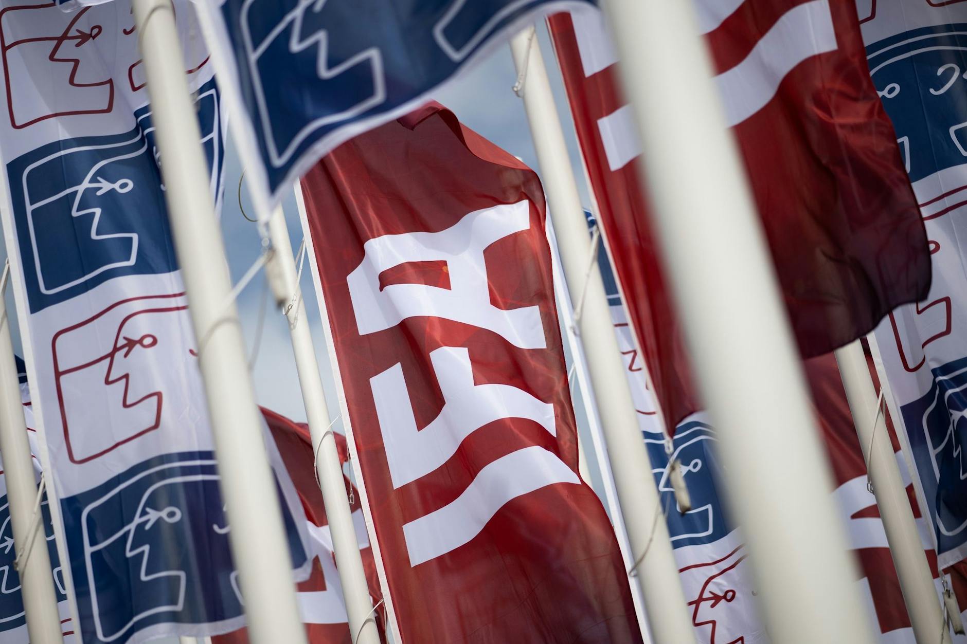 Fahnen mit dem IFA-Schriftzug wehen vor einer Pressekonferenz zur Eröffnung der Internationalen Funkausstellung (IFA) vor der Messe Berlin.