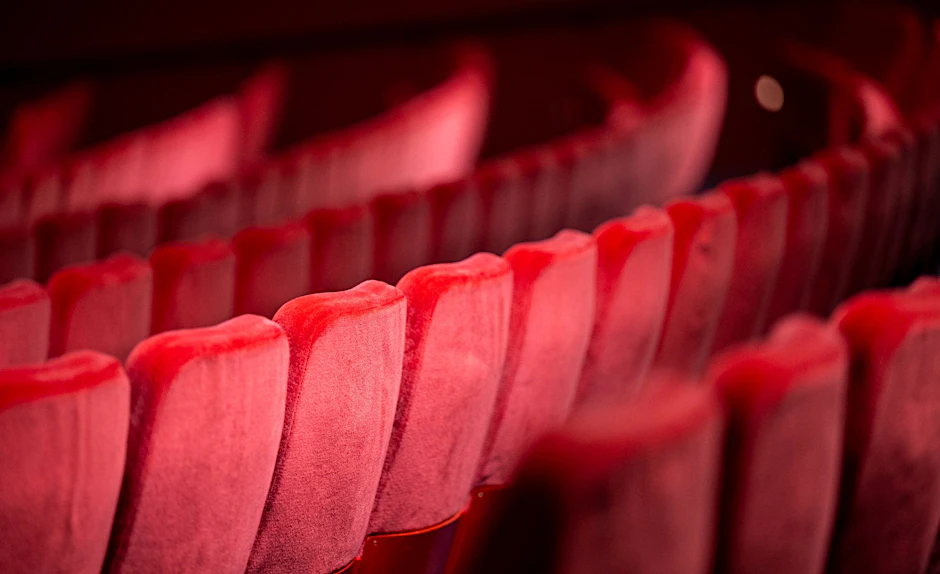 ARCHIV - Blick auf die Sitzreihen des Zuschauerraums in einem Theater.  d