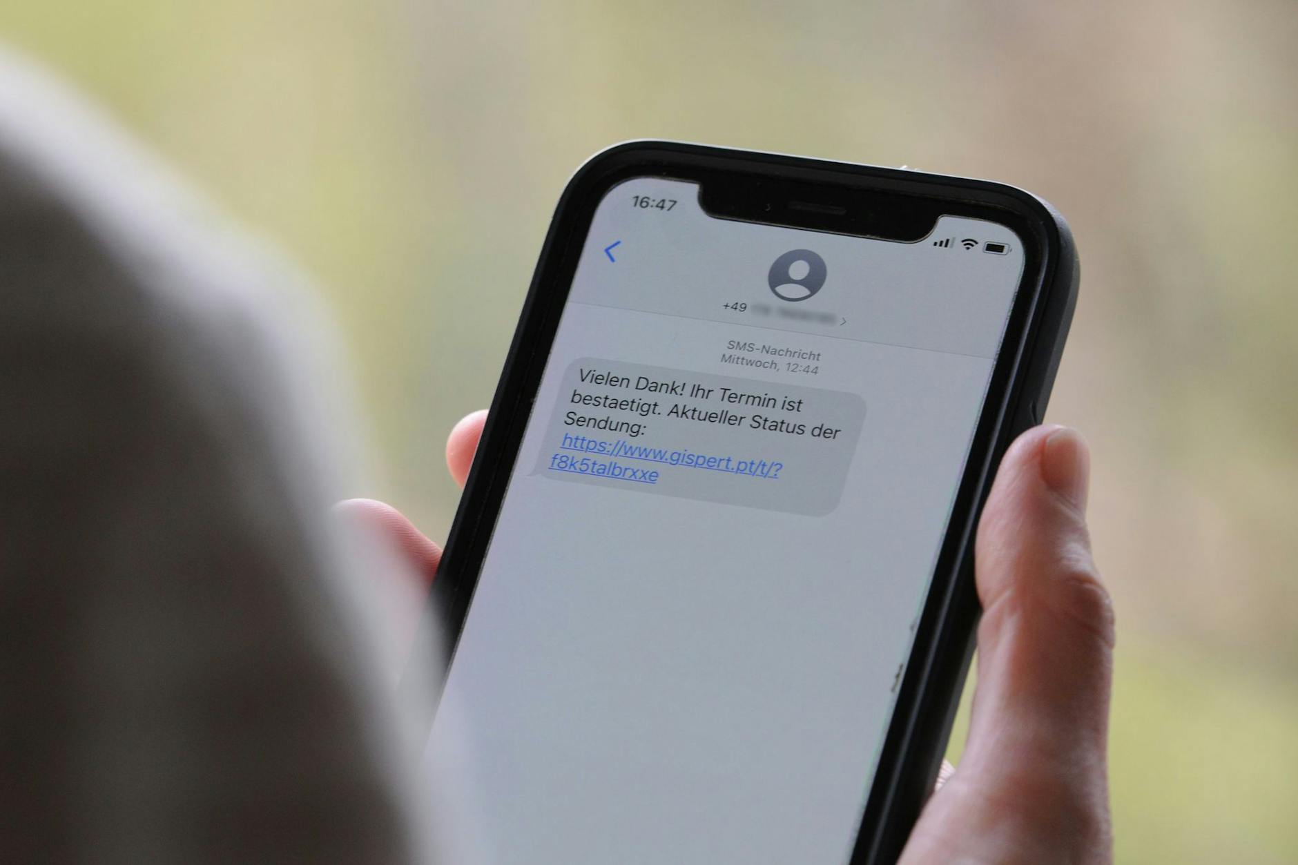 Betrugs-SMS auf dem Display? <a href="https://www.berliner-zeitung.de/news/verbraucherschuetzer-warnen-vor-betrug-mit-paypal-li.347523">Betrug übers Handy</a>, per Mail, SMS, WhatsApp, aber auch per Brief nimmt laut Verbraucherzentrale zu.