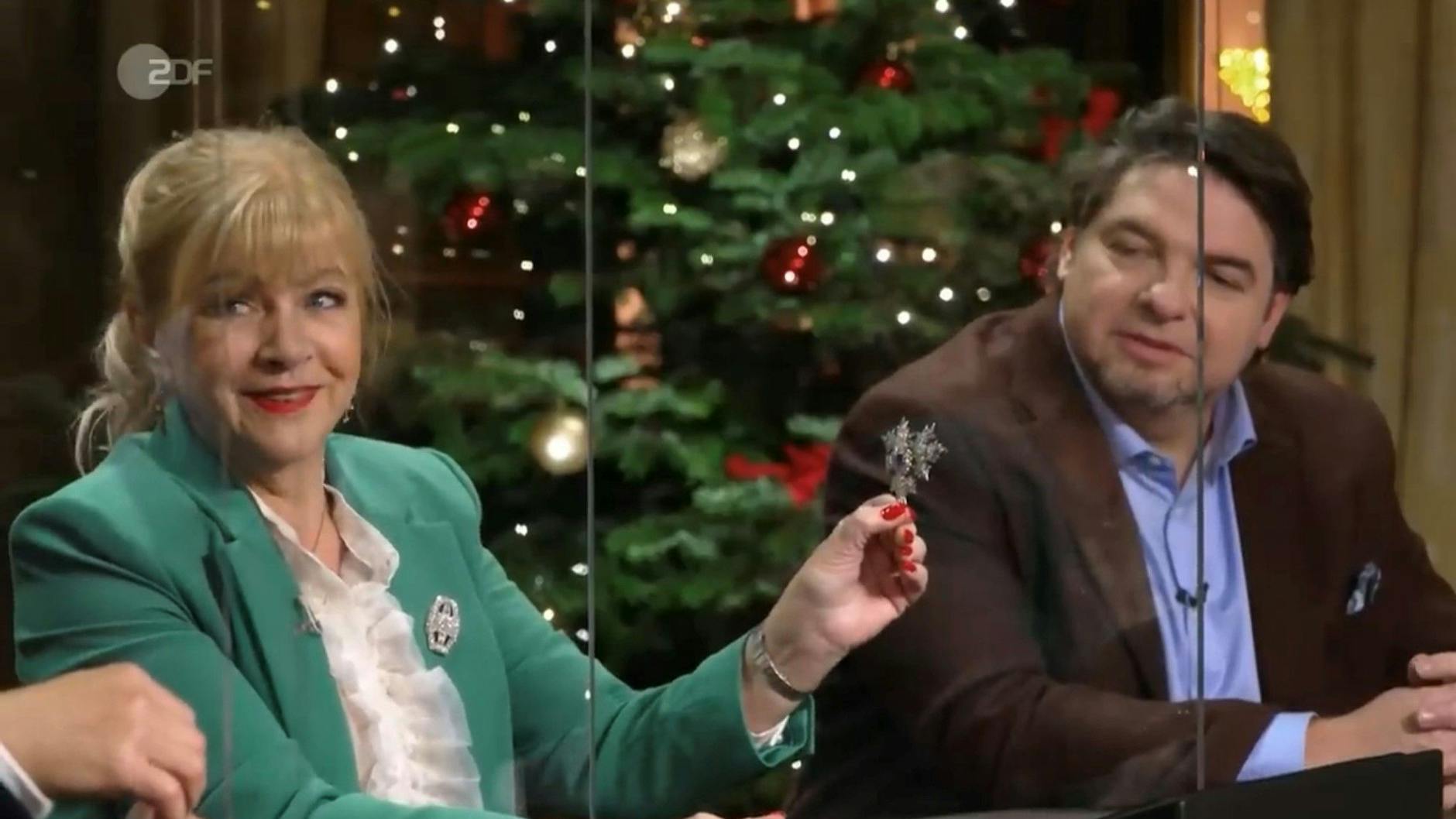 „Bares für Rares“-Händlerin Elke Velten ist begeistert von der Brosche.