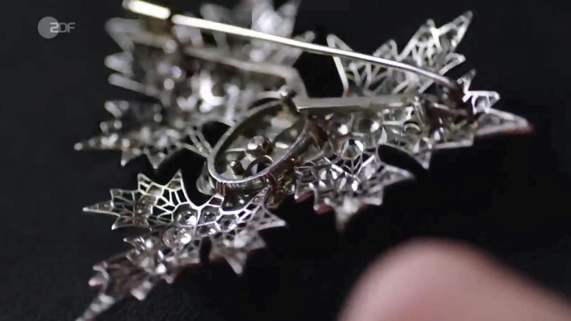 Die „Bares für Rares“-Expertin verrät, dass man die Broschierung abmachen und die Brosche in drei Teile teilen kann.