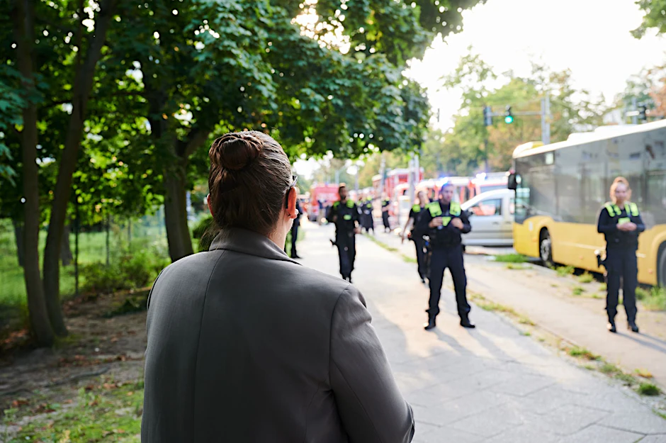 Eine evakuierte Anwohnerin wartet auf dem Brunsbüttler Damm darauf, wieder in ihre Wohnung zurückzukehren.  