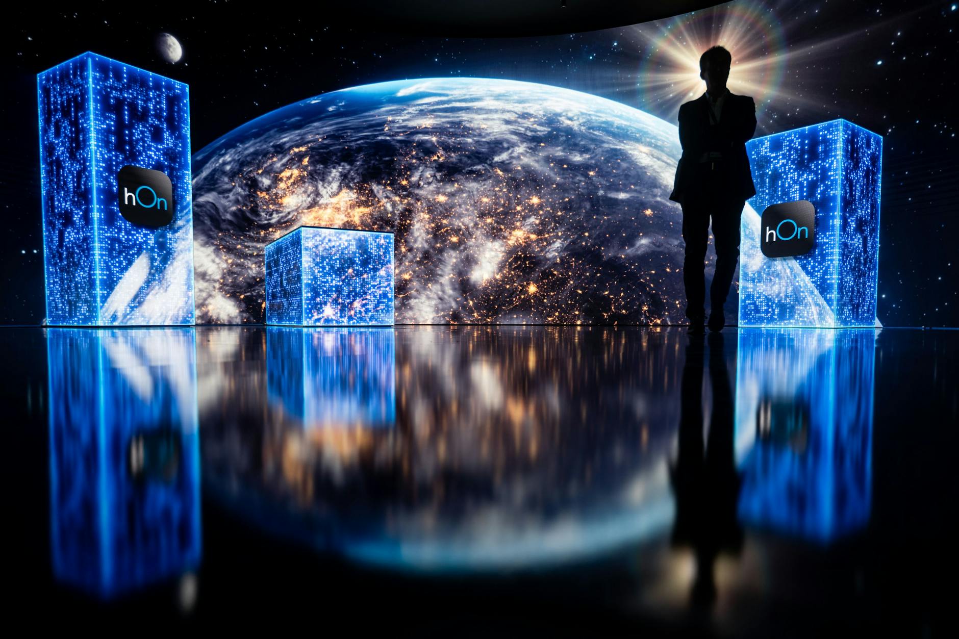 Ein Besucher der Internationalen Funkausstellung (IFA) 