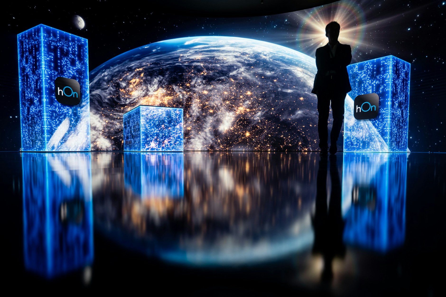 Ein Besucher der Internationalen Funkausstellung (IFA)&nbsp;