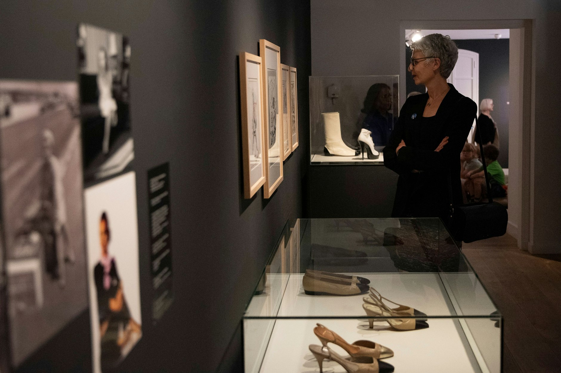 „Mein Leben zu Ihren Füßen“: Bis zum 8. Oktober zeigt das Angladon-Museum eine große Massaro-Show.