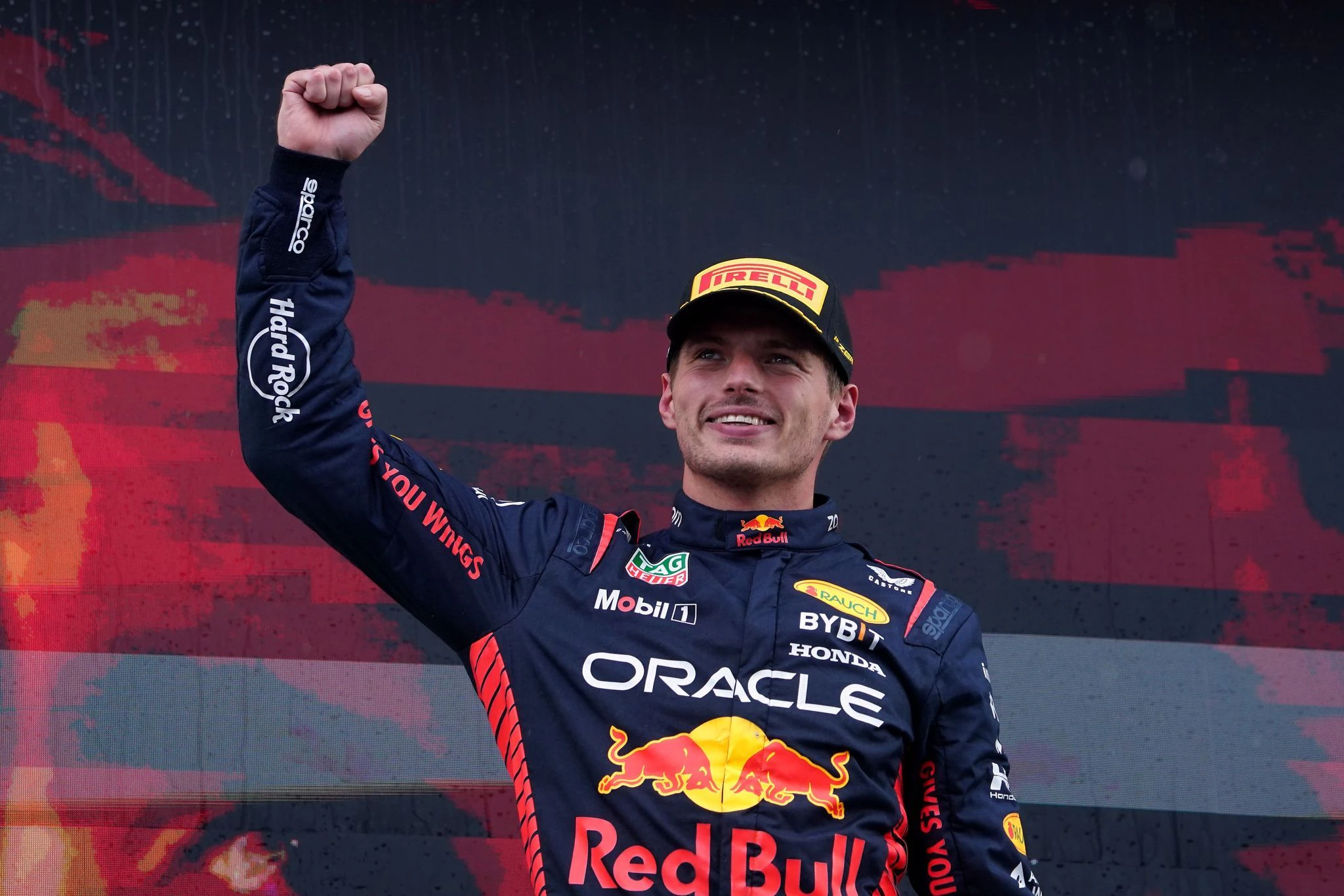 Max Verstappen jubelt nach seinem Sieg auf dem Podium.  