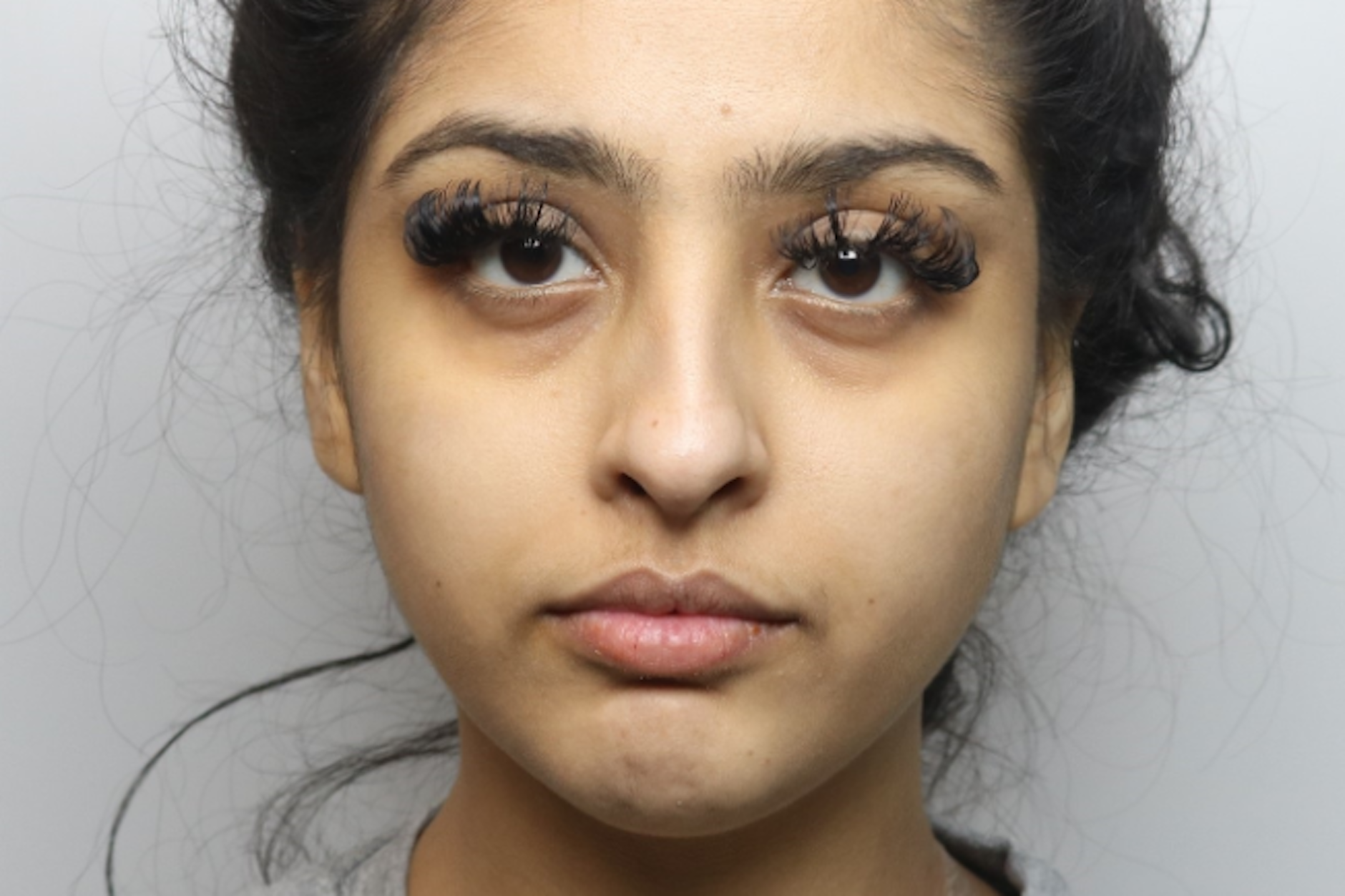 Die Polizei von Leicester veröffentlichte dieses Foto von Mahek B. Sie soll für den Tod von zwei jungen Männern verantwortlich sein, bekam lebenslänglich.