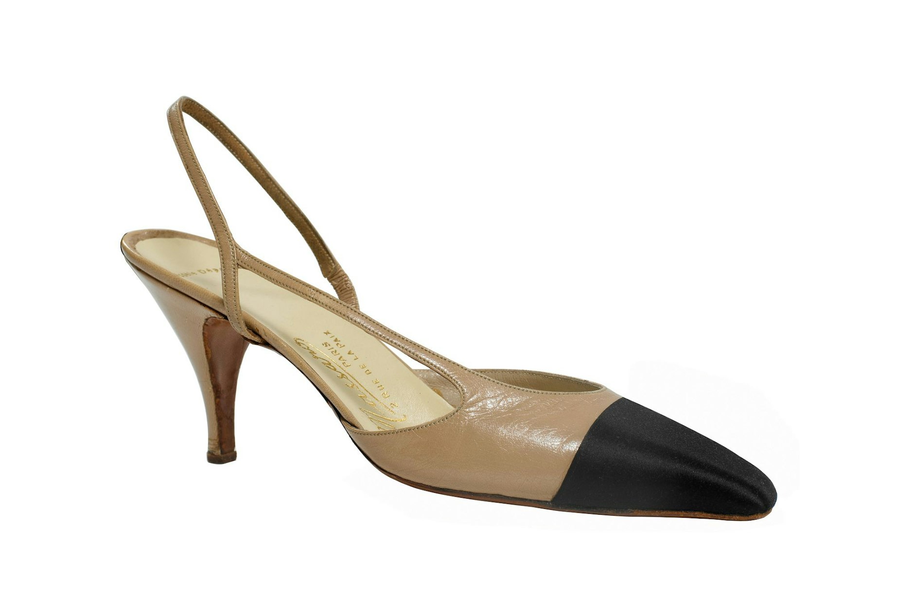 Massaros Entwurf für Chanel, der zweifarbige Slingback, wurde zu einer Accessoire-Ikone.