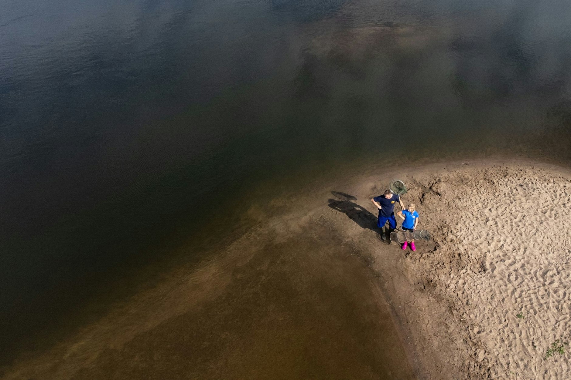 PRODUKTION - Fischer Andre Schneider Fischer und seine Tochter Louisa stehen am Ufer der Oder.  