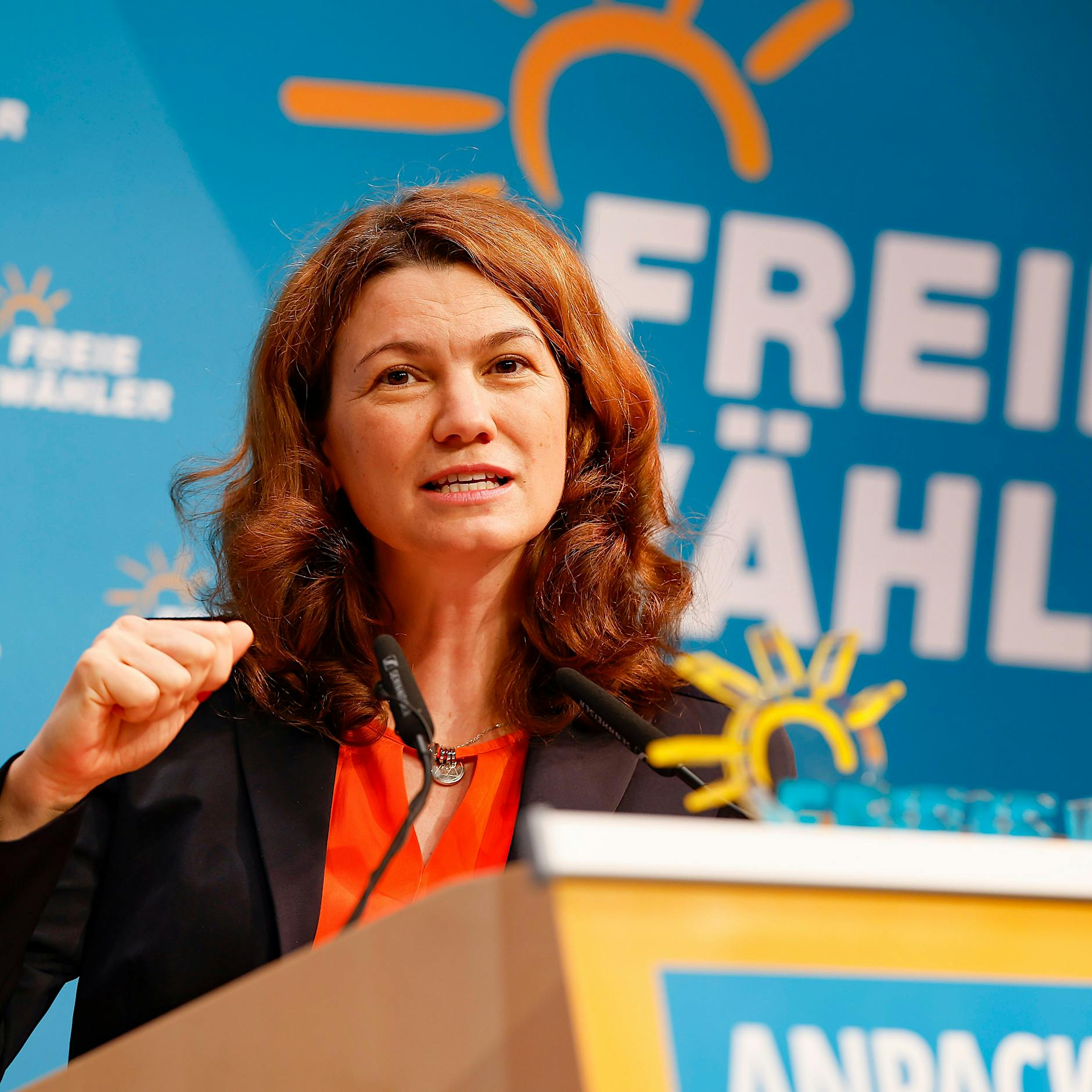 Hubert Aiwangers Ehefrau Tanja Schweiger verteidigt ihren Mann öffentlich und greift Kanzler Scholz an