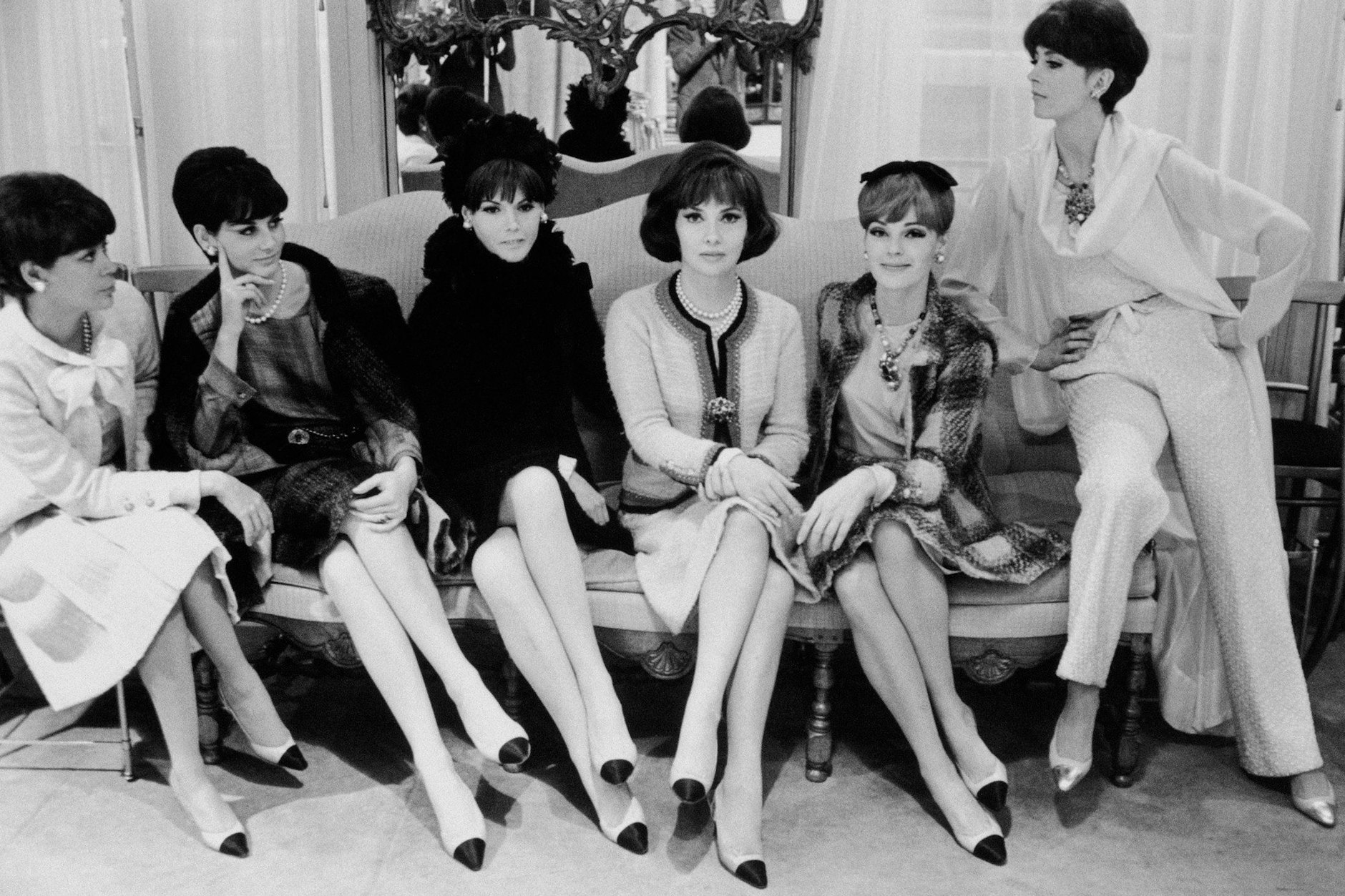 In bester Gesellschaft: Gina Lollobrigida, 1964 umringt von Models des Modehauses Chanel, allesamt in legendären Slingpumps.