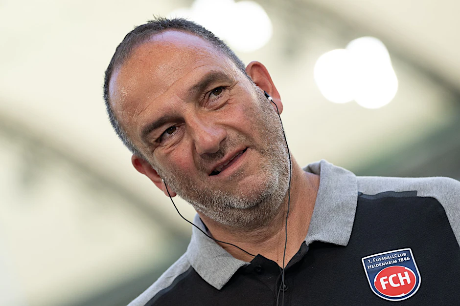 ARCHIV - Reist mit dem 1. FC Heidenheim selbstbewusst nach Dortmund: FCH-Coach Frank Schmidt.  