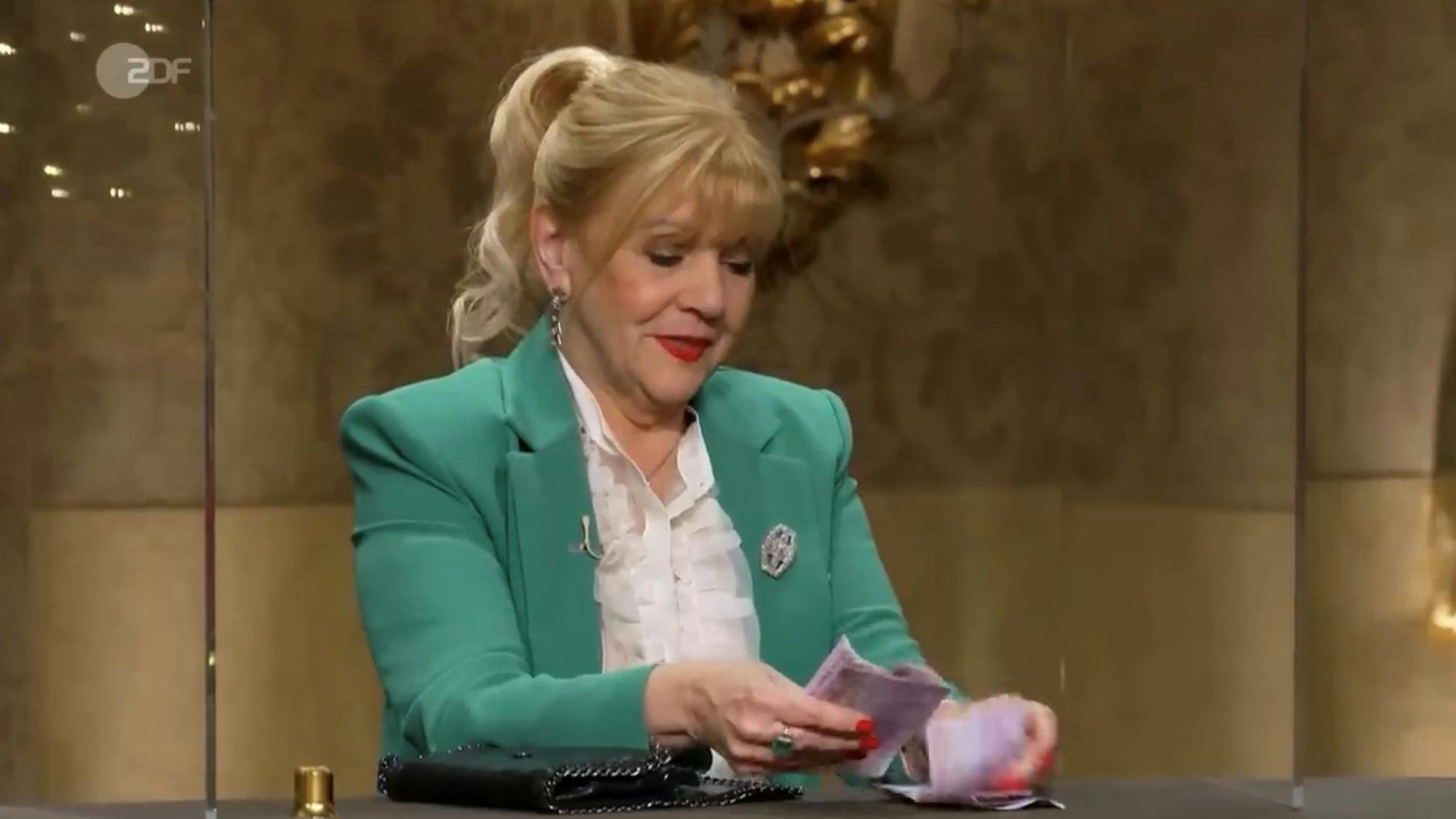 „Bares für Rares“-Händlerin Elke Velten bekommt für 17.000 Euro den Zuschlag für die Brosche.