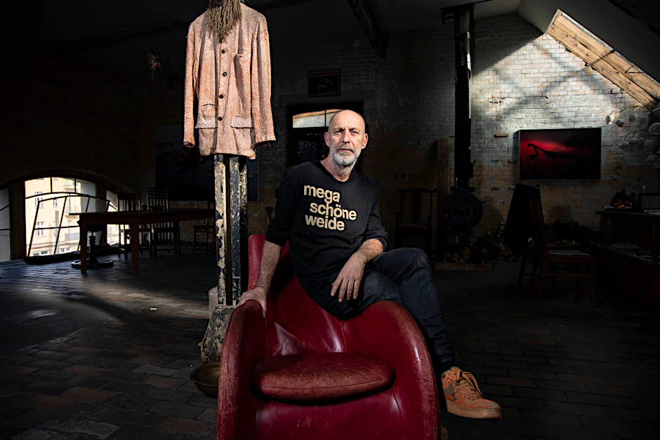 Ralf Schmerberg in der MaHalla. Für die Art Week kuratiert er die Haupthalle, alle Räume werden in diesen Tagen bespielt.