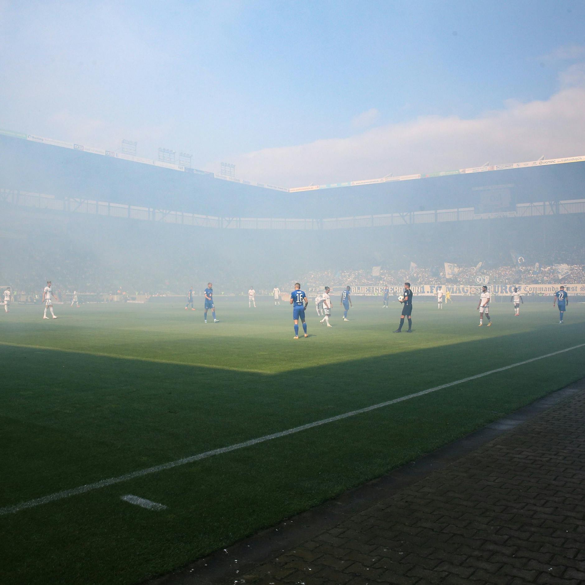 Vier Minuten mussten die Spieler warten, damit der Rauch aus dem Stadion abzog.