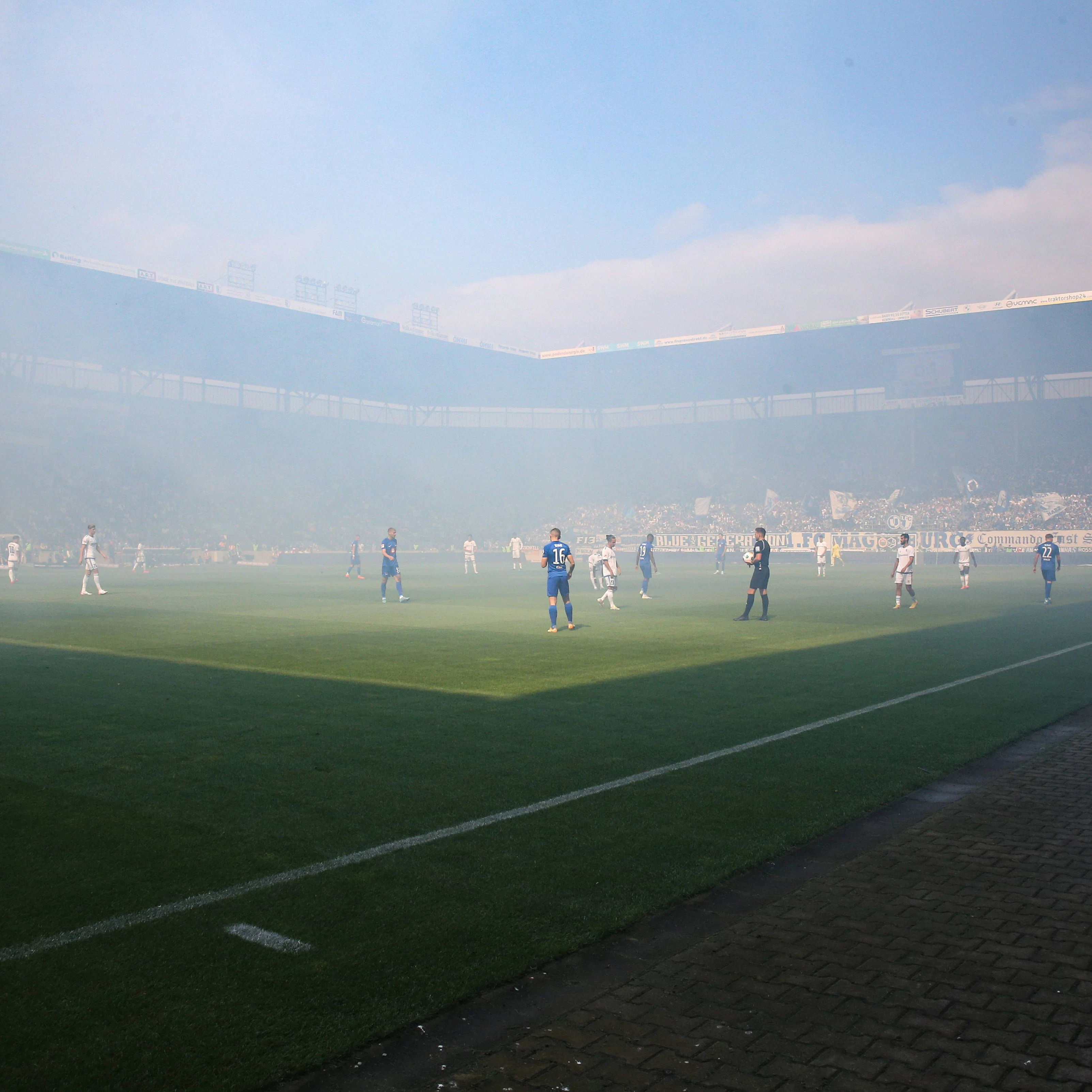 Vier Minuten mussten die Spieler warten, damit der Rauch aus dem Stadion abzog.