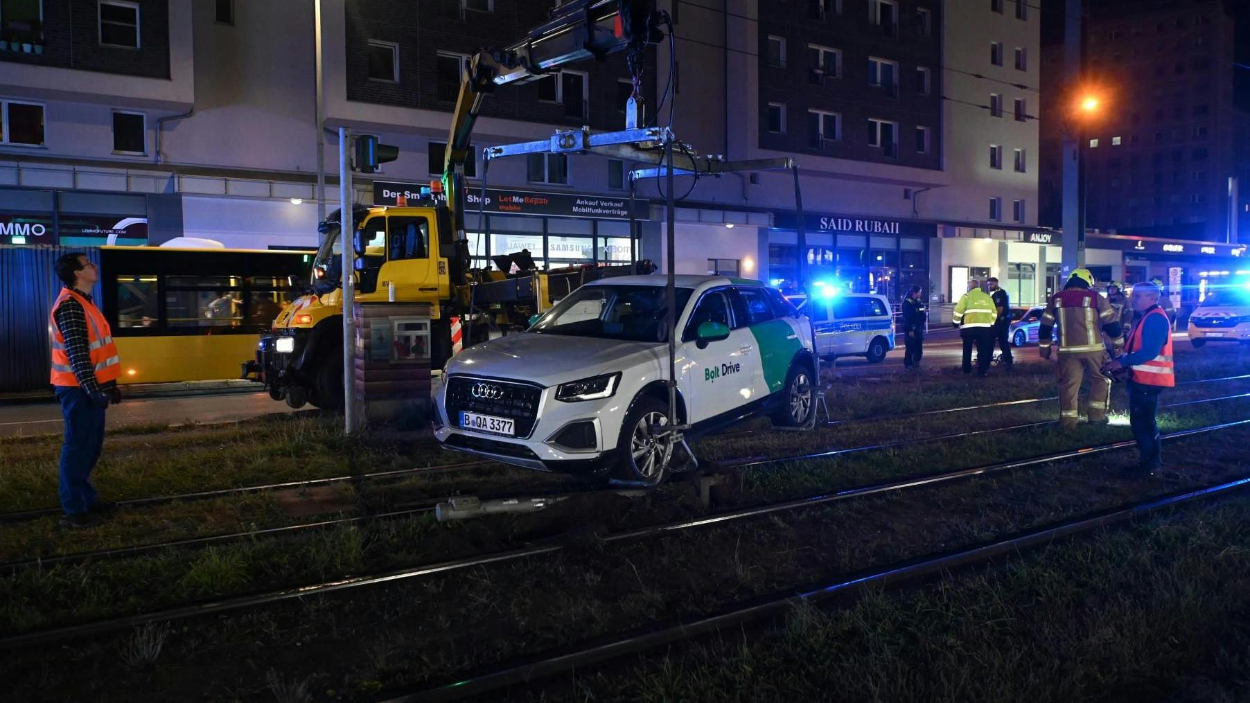 Ein Auto ist in das Tram-Gleisbett an der Karl-Liebknecht-Straße in Berlin-Mitte gerast.