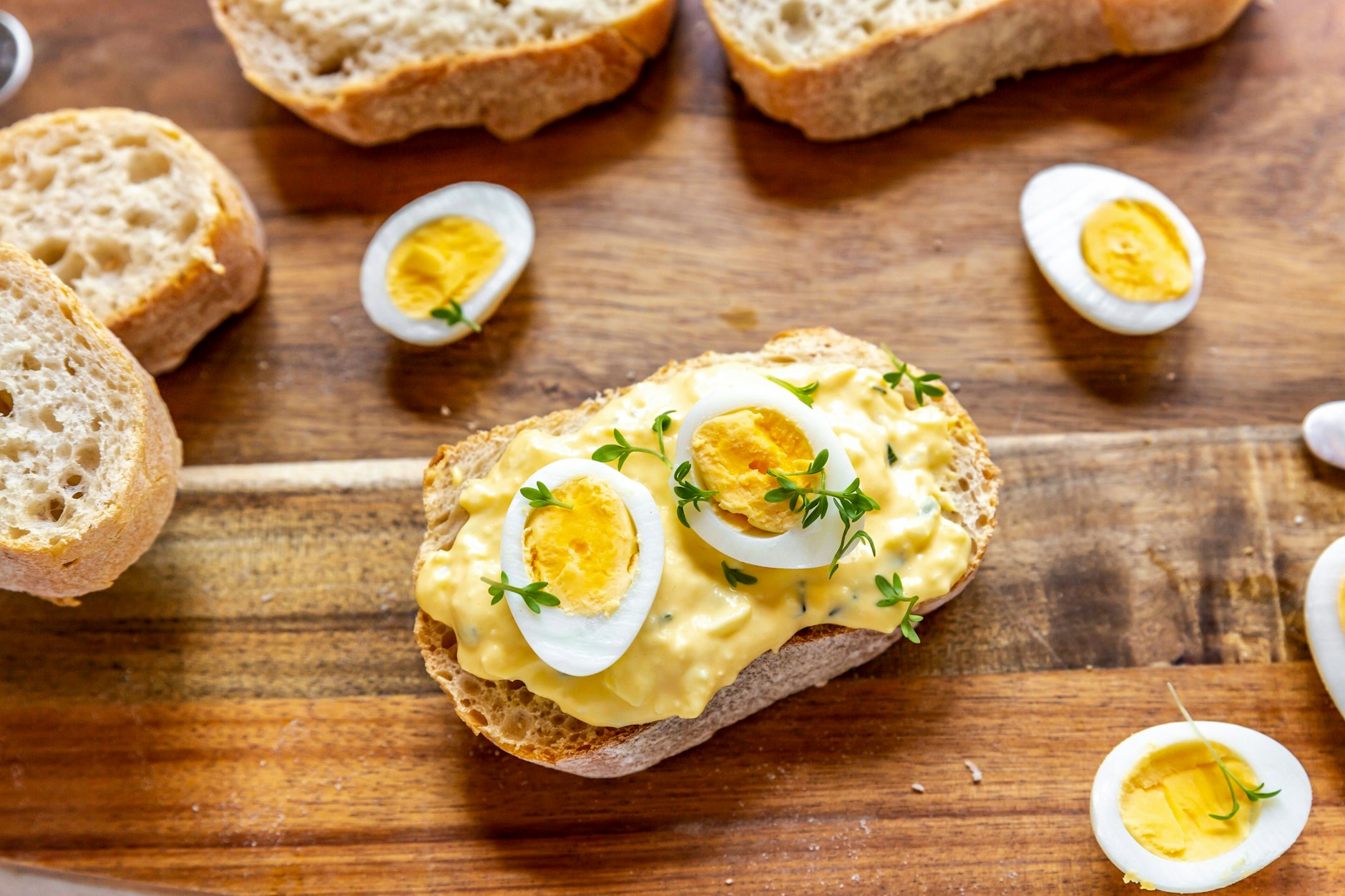 Der leckere Eiersalat nach einem Rezept aus der DDR ist schnell gemacht - und auf Baguette ein Genuss!