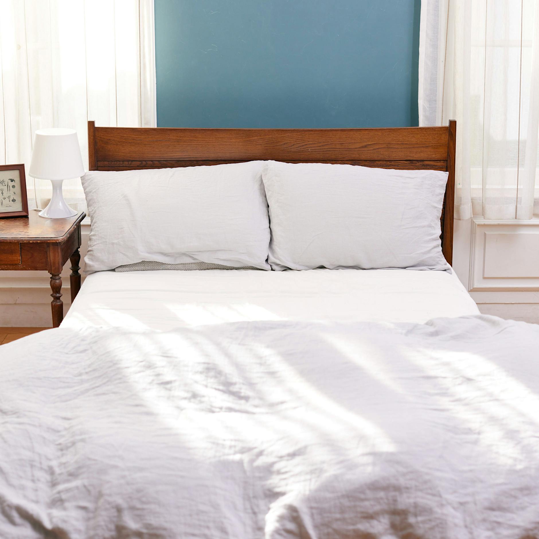 Frau teilt Doppelbett mit Fremden und bessert so die Miete auf