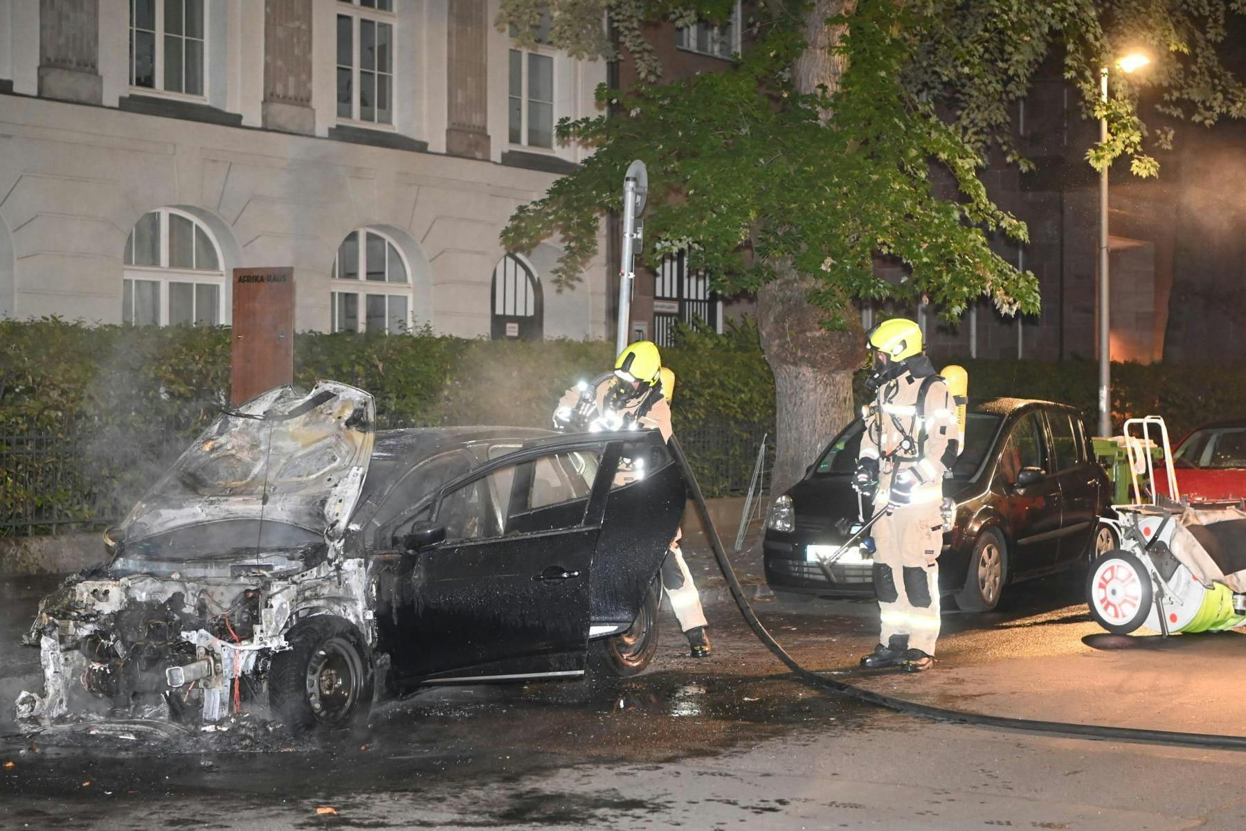 Im Ortsteil Tiergarten brannte ein Kleinwagen aus, die Feuerwehr löschte den Brand.