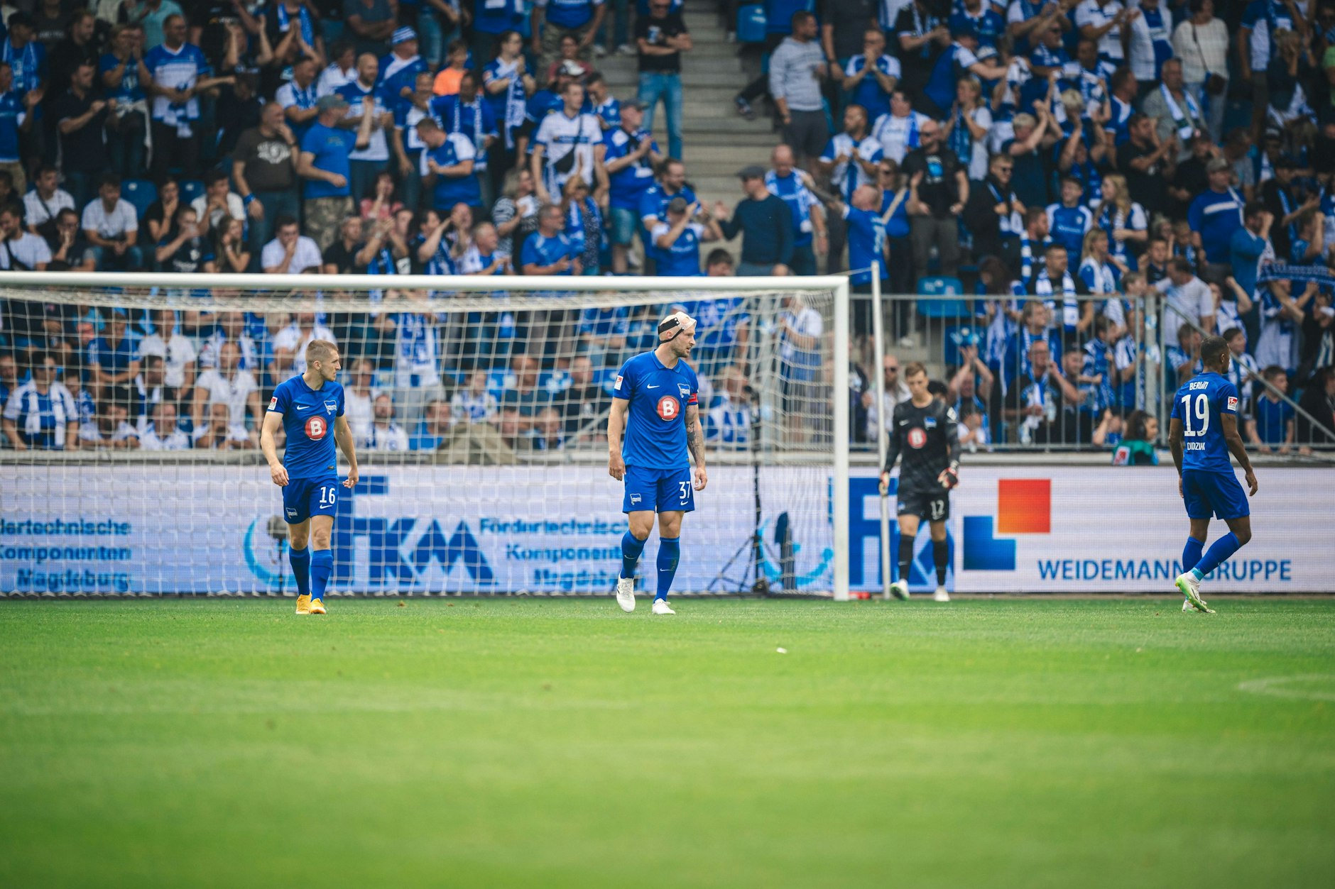 Kapitän Toni Leistner (M.) ist gefrustet. Hertha BSC verliert 4:6 beim 1. FC Magdeburg.