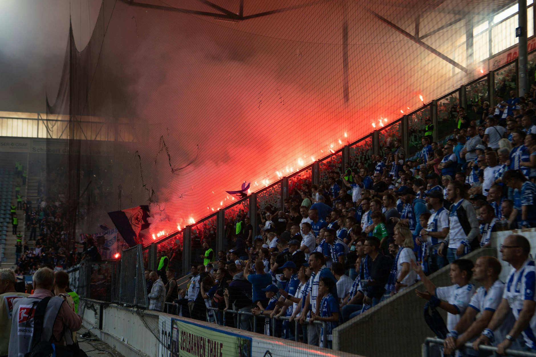 Nach dem 1:0 durch Fabian Reese brannte es mal wieder im Hertha-Fanblock. Es folgte eine Spielunterbrechung.