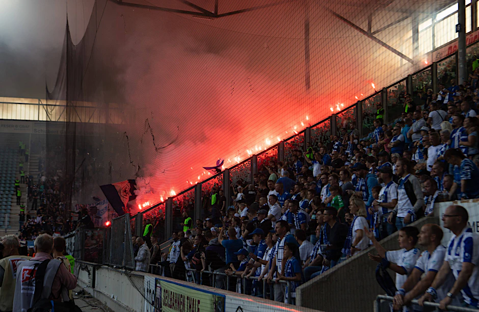 Nach dem 1:0 durch Fabian Reese brannte es mal wieder im Hertha-Fanblock. Es folgte eine Spielunterbrechung.