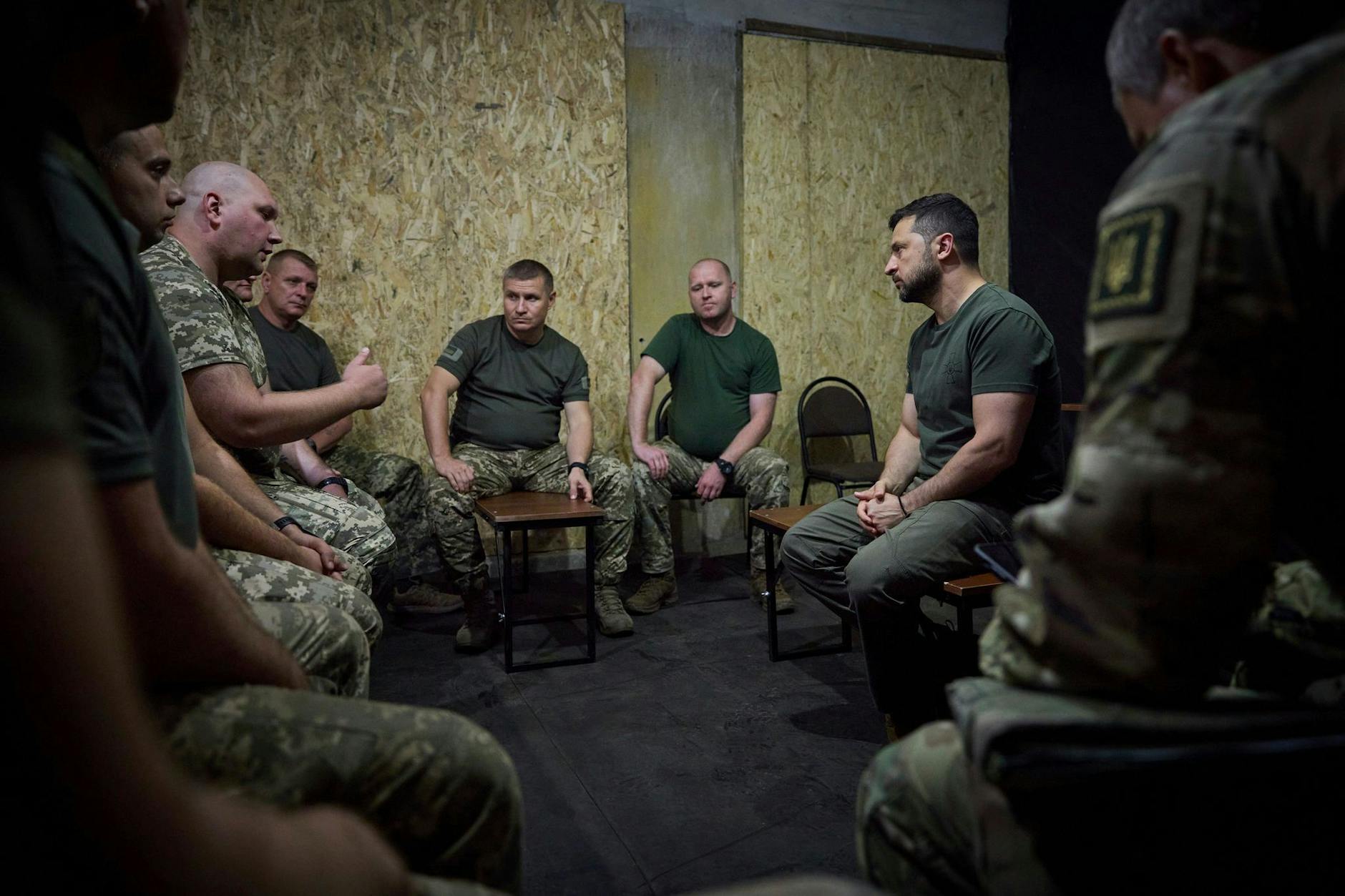 Wolodymyr Selenskyj spricht während seines Besuchs an der Front in Soledar mit Soldaten.