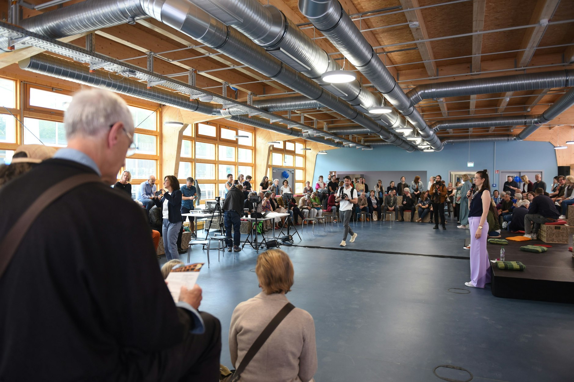 Blick in den großen Saal des AG-Pop-up-Gebäudes, der knapp 200 Menschen Platz bietet.